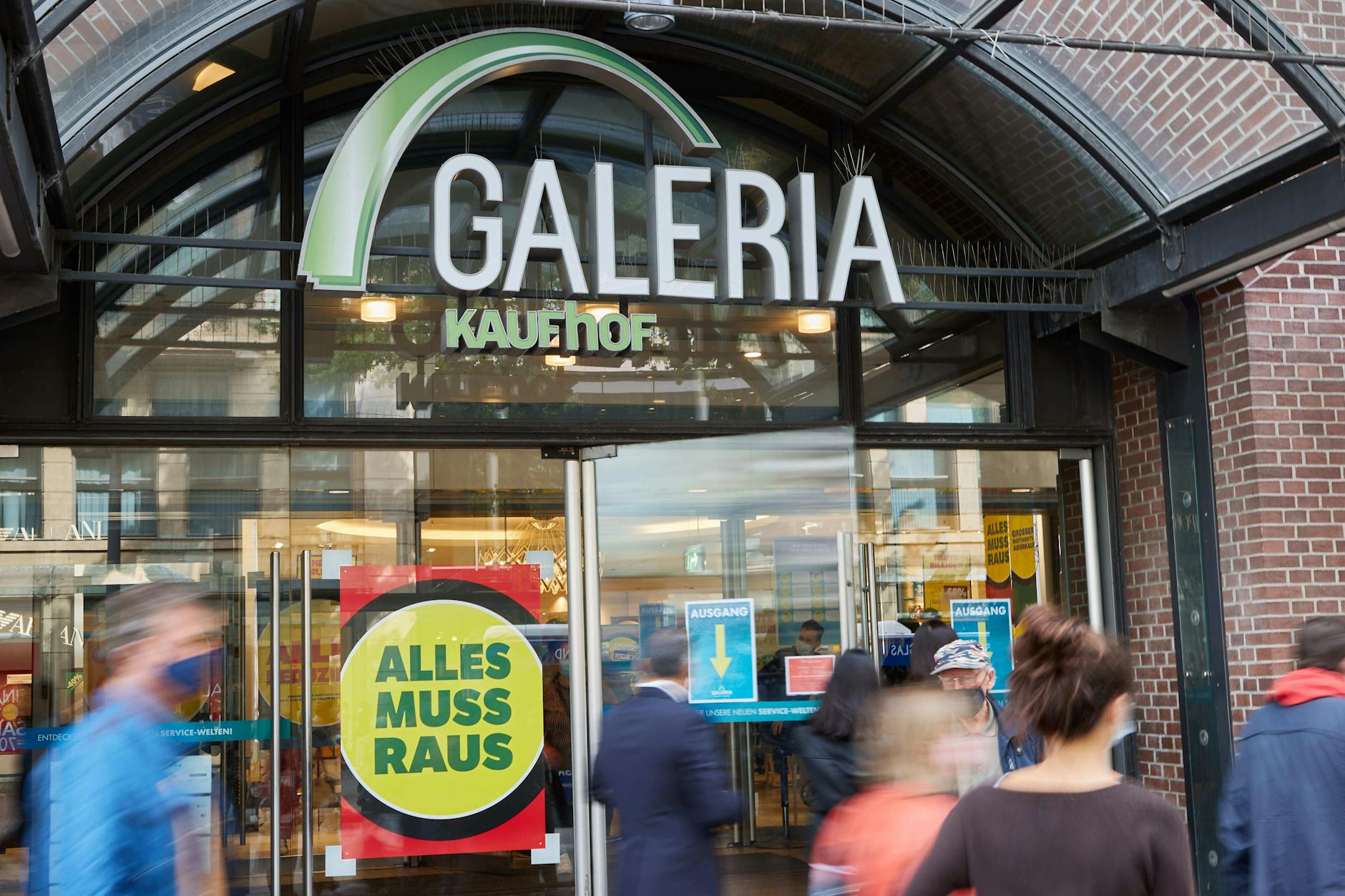 „Alles muss raus“ steht am Eingang einer Galeria-Kaufhof-Filiale. 