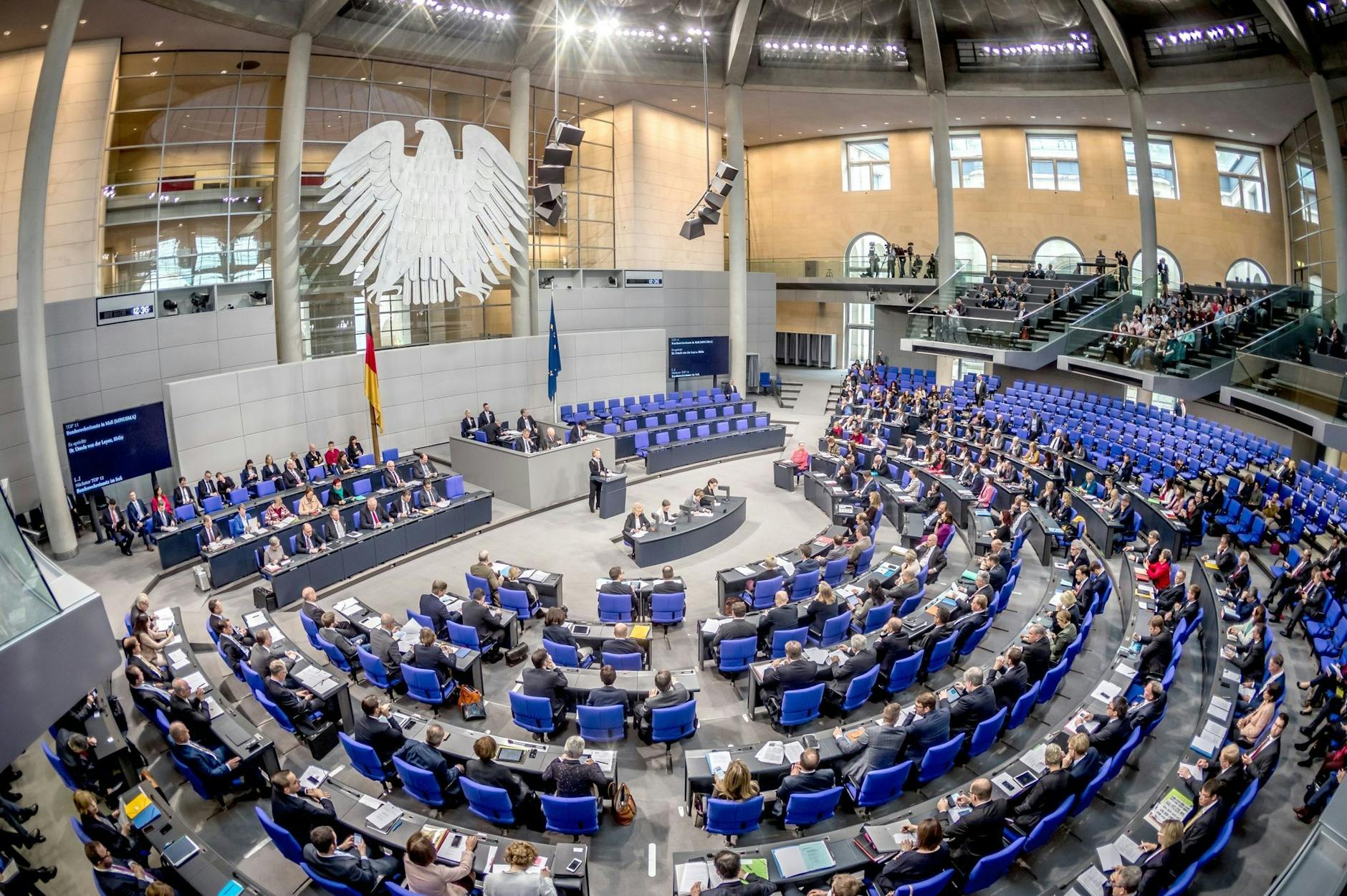 ARCHIV - Der Plenarsaal während einer Sitzung des Deutschen Bundestages.