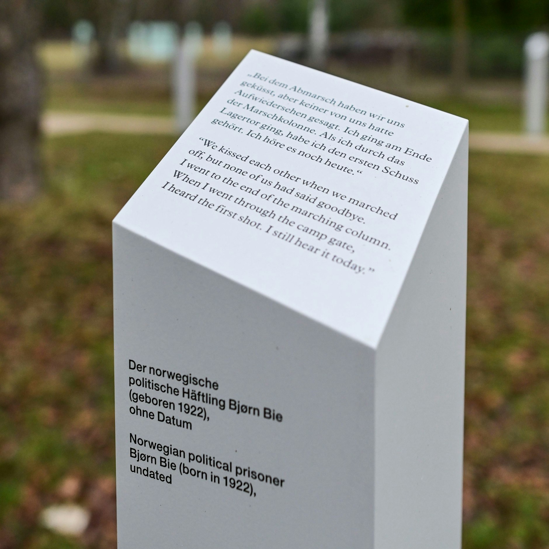 „Bei dem Abmarsch haben wir uns geküsst. Aber keiner von uns hatte Auf Wiedersehen gesagt. Ich ging am Ende der Kolonne. Als ich durch das Lagertor ging, habe ich den ersten Schuss gehört. Ich höre es noch heute.“