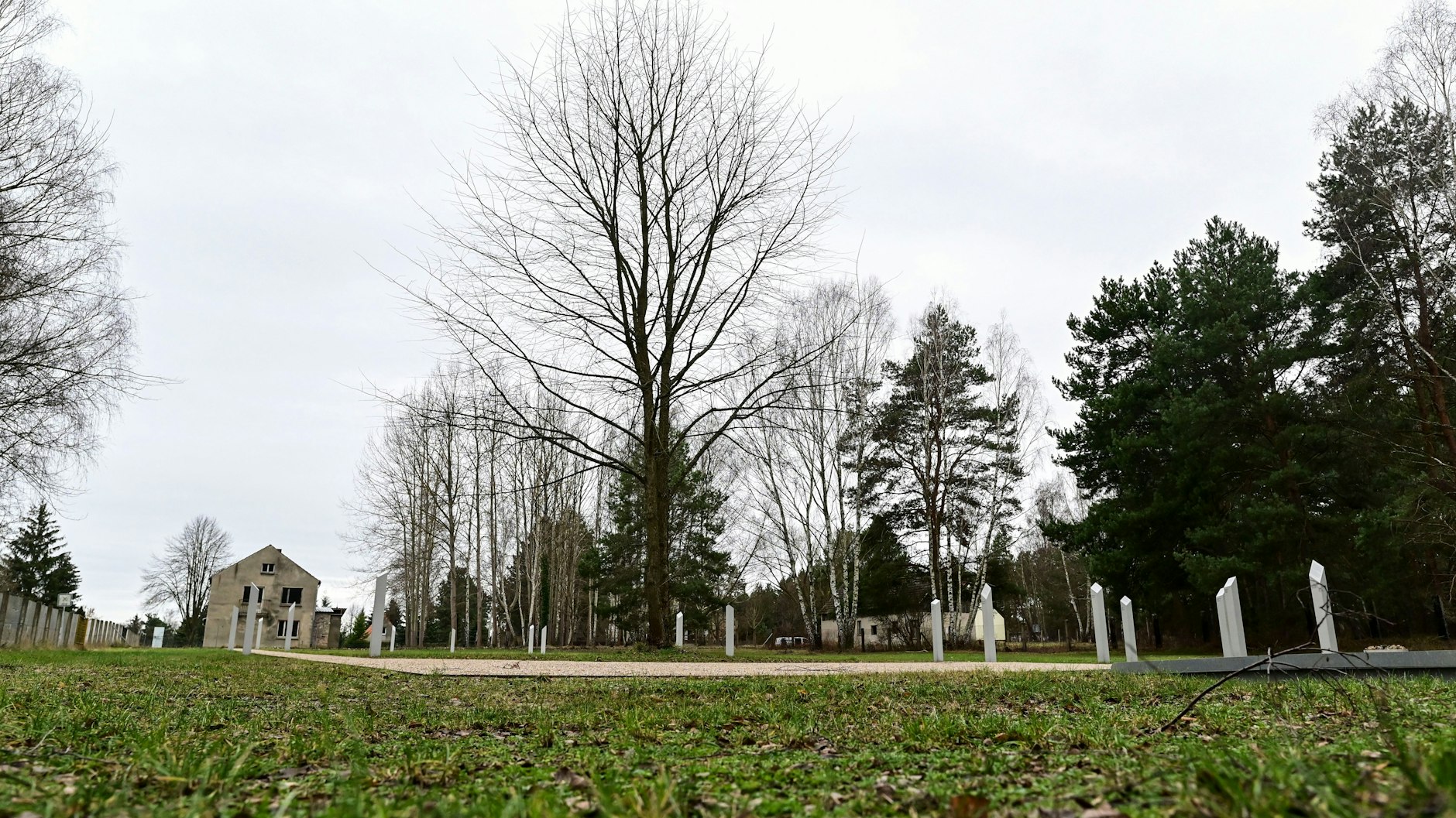 Das NS-Vernichtungslager Jamlitz im Südosten Berlins ist heute durch eine Gedenkstätte sichtbar. Hier startete ein Todesmarsch, hier ermordete die SS viele Hundert Menschen, vor allem Juden.