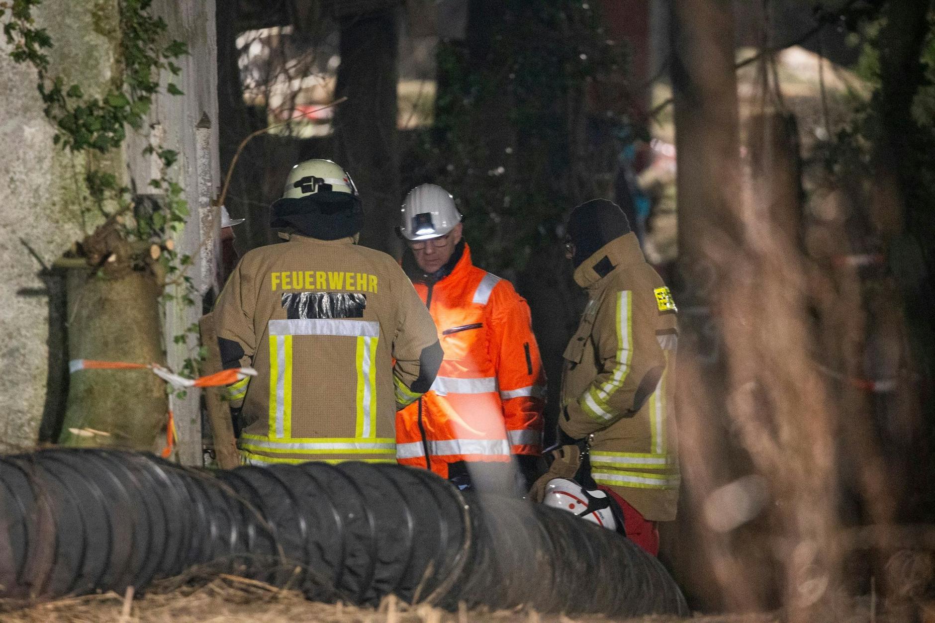 Zwei Aktivisten hatten sich zuletzt noch in einem unterirdischen Tunnel unter der Siedlung verschanzt. Feuerwehr und Spezialisten von RWE stehen am Sonntag vor einem Belüftungsschlauch.