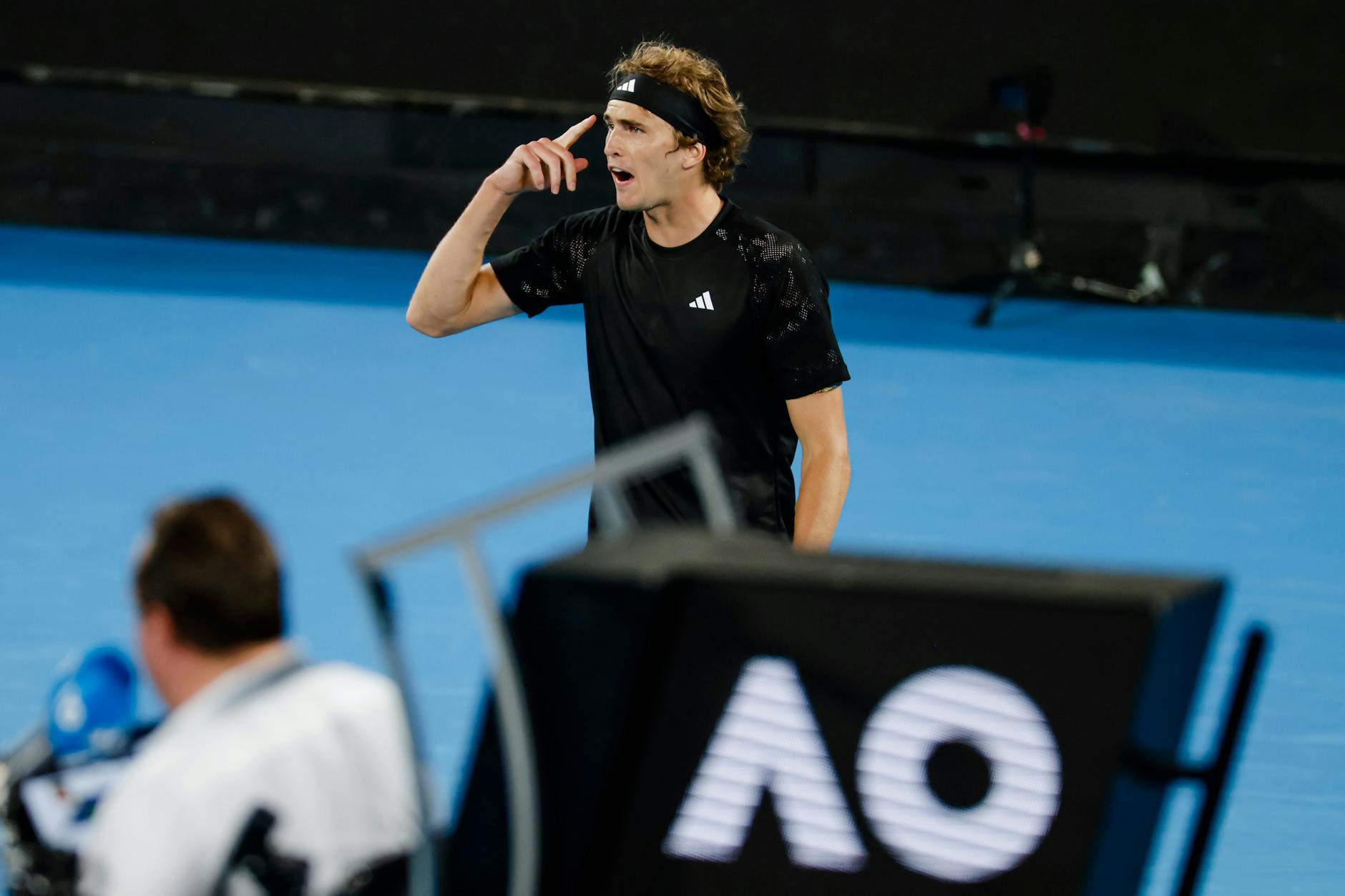 Alexander Zverev suchte immer wieder den Blickkontakt mit seinem Trainer und seiner Freundin Sophia Thomalla, überstand so die 1. Runde der Australian Open.