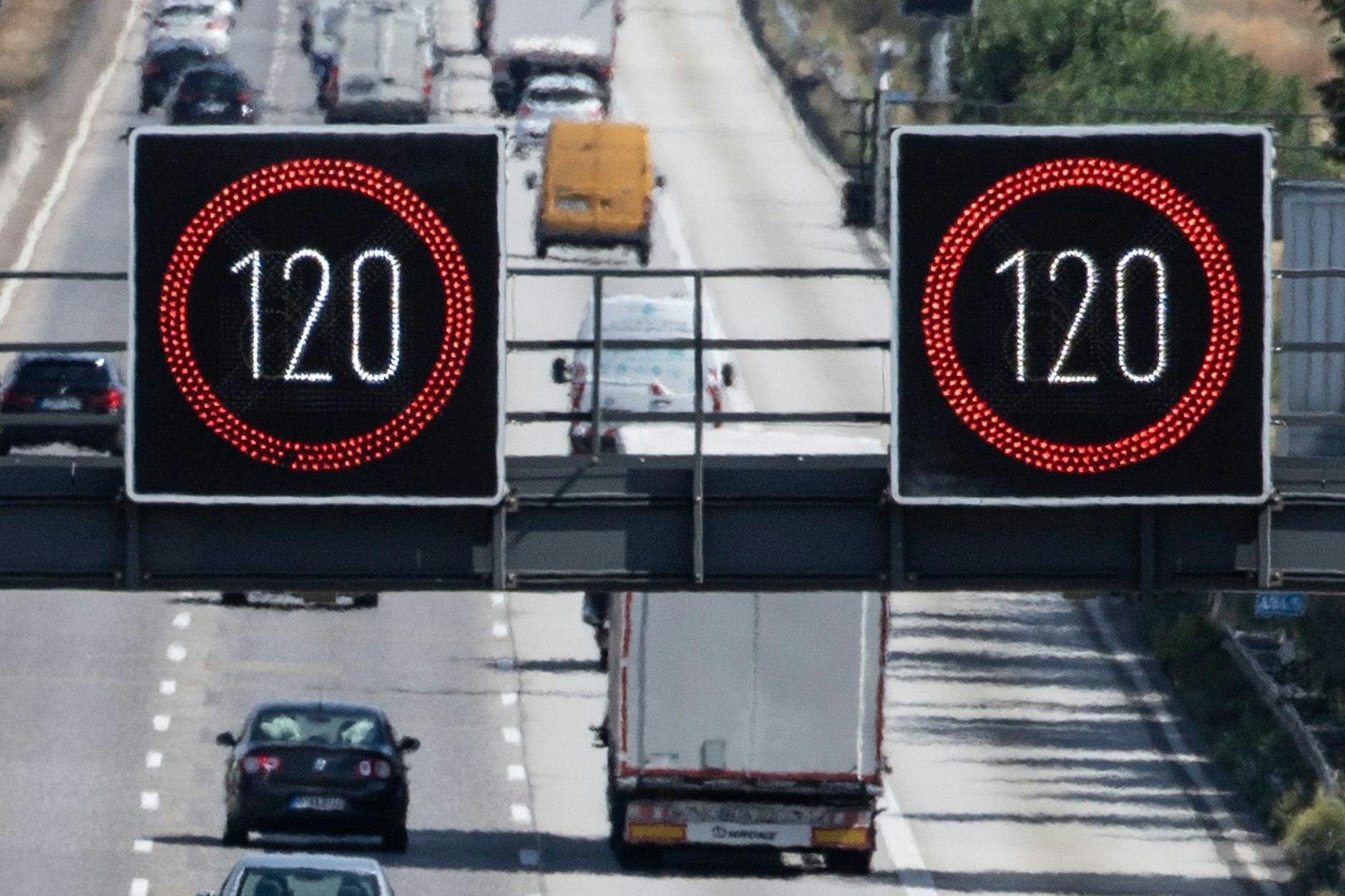 Von der Verkehrszentrale gesteuert werden die Schilder zur Anzeige der Geschwindikeitsbegrenzungen auf der A5.&nbsp;