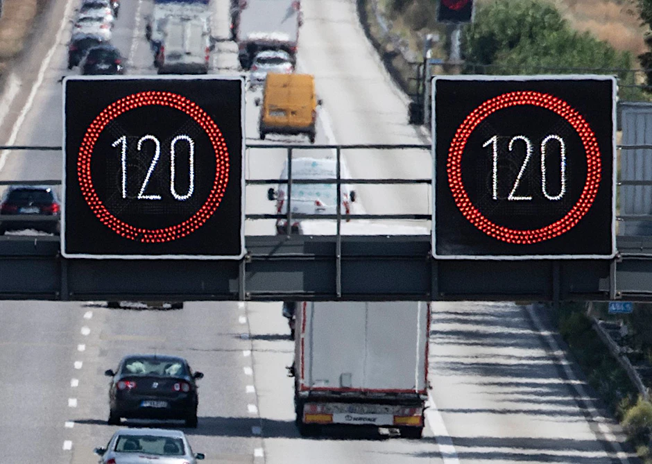 Von der Verkehrszentrale gesteuert werden die Schilder zur Anzeige der Geschwindikeitsbegrenzungen auf der A5.&nbsp;