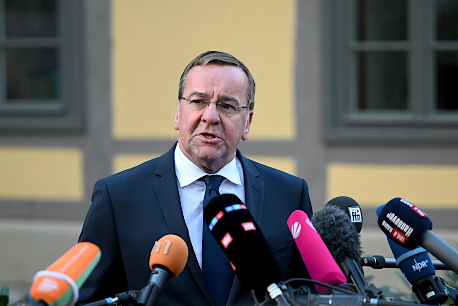Der neue Verteidigungsminister Boris Pistorius stellt sich den Fragen von Journalisten.&nbsp;