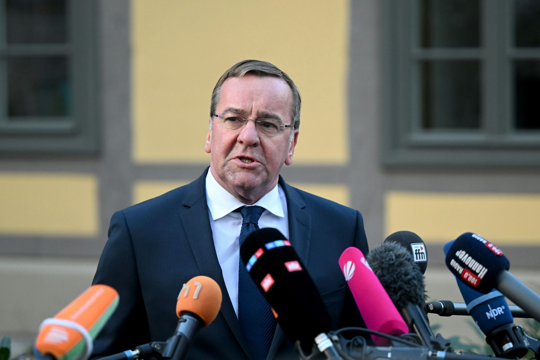 Der neue Verteidigungsminister Boris Pistorius stellt sich den Fragen von Journalisten. 