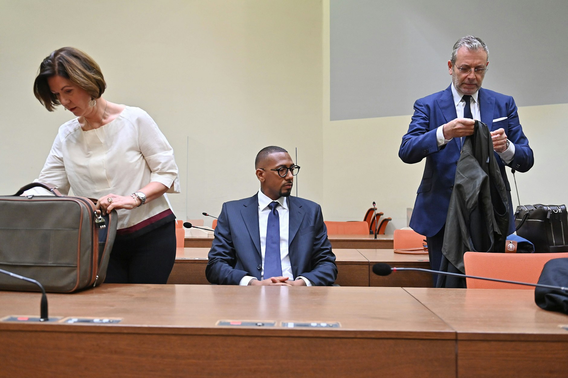 Jerome Boateng (34) musste sich gefühlt häufiger wegen Körperverletzung vor Gericht verantworten, als er für Olympique Lyon auf dem Platz stand.