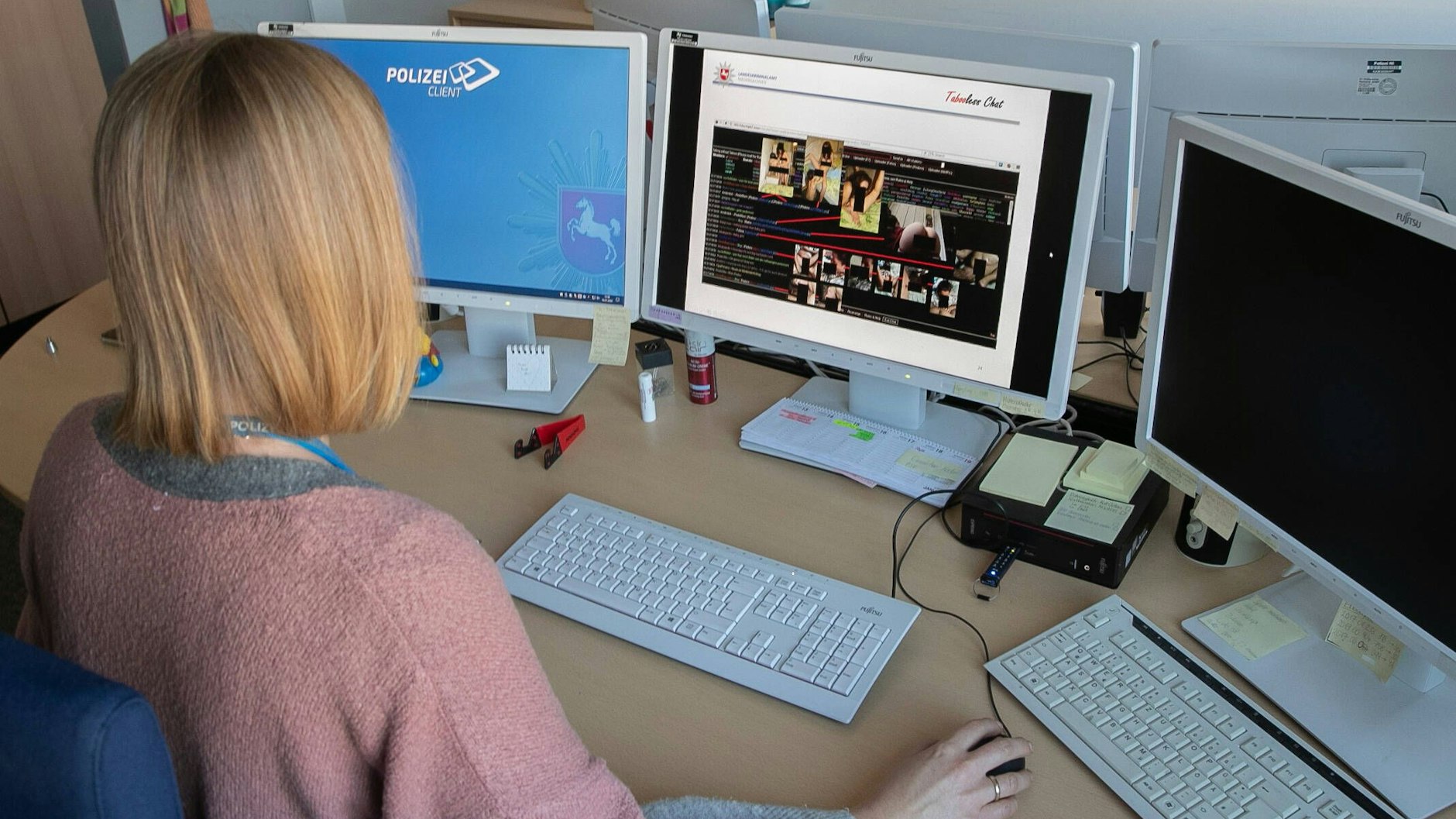 Eine LKA-Ermittlerin wertet Bilder eines Kinderporno-Videos aus.
