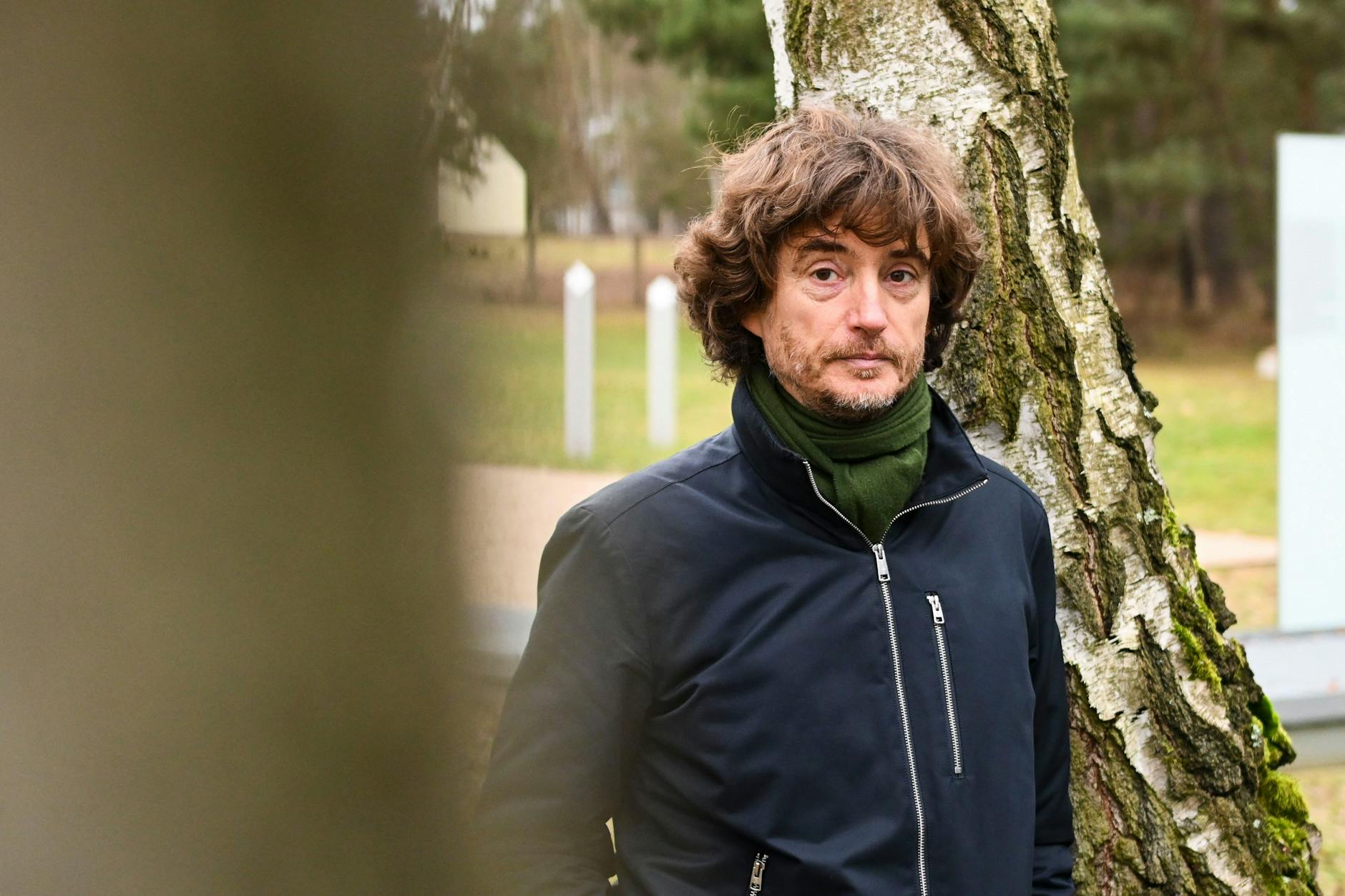 Der Historiker Dr. Andreas Weigelt arbeitet seit 30 Jahren gegen das Vergessen des früheren Vernichtungslagers Jamlitz. Doch auch die Opfer des sowjetischen Speziallagers bekamen ihren Platz. Im Hintergrund die Stelen der Gedenkstätte.