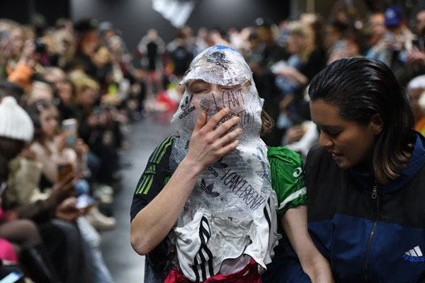 Die Aktivistengruppe The Yes Men hatte sich relativ glaubhaft als die Sportmarke Adidas ausgegeben. „Ich kann nicht atmen“ steht auf der Folie, die sich das Model um den Kopf gewickelt hat.