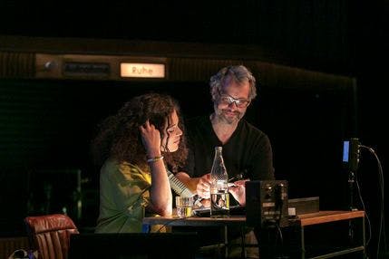 „Rückkehr nach Reims“ in der Schaubühne. Szene mit Isabelle Redfern und Christian Tschirner