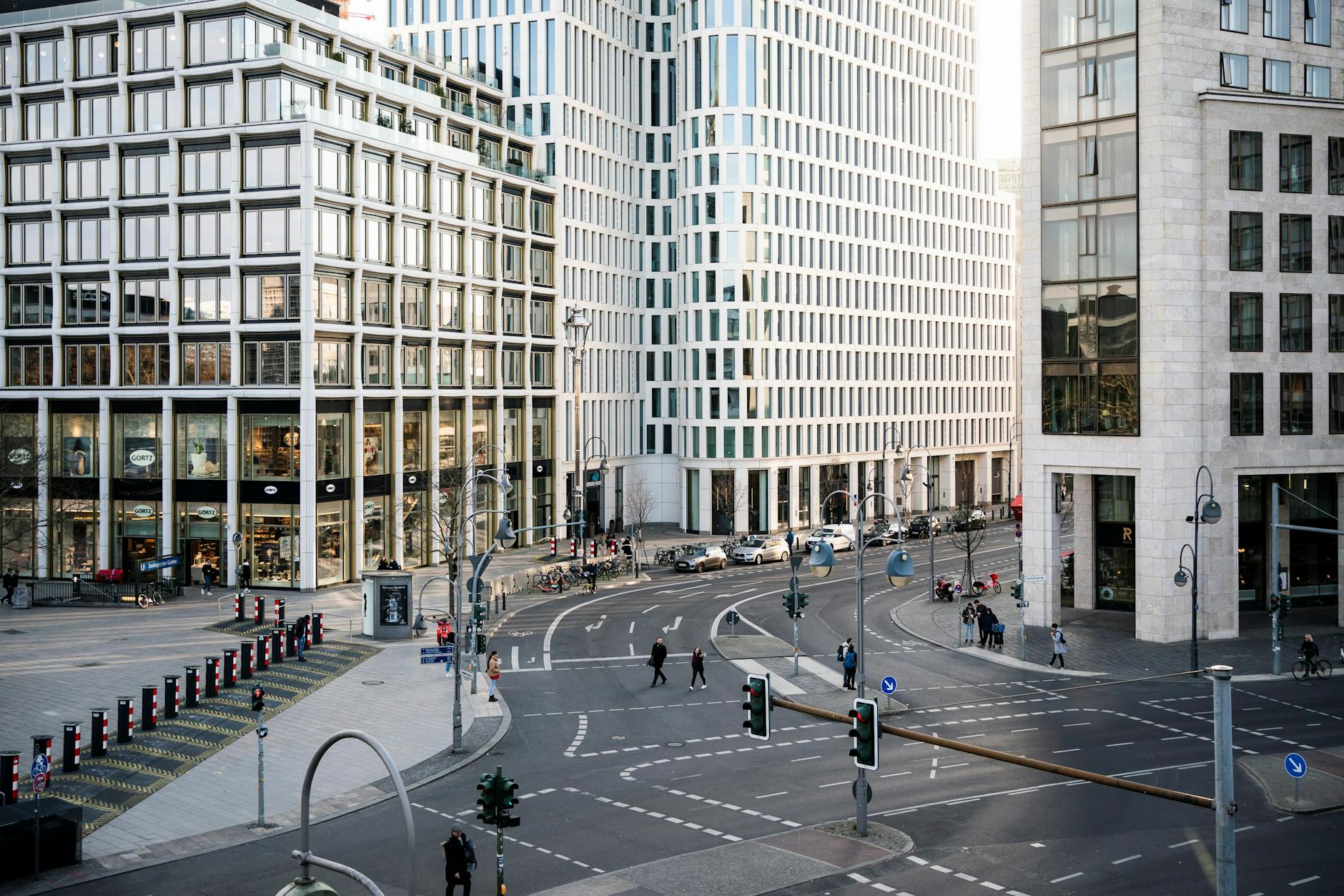 Straßenszene am Breitscheidplatz. Berlin, 2020.