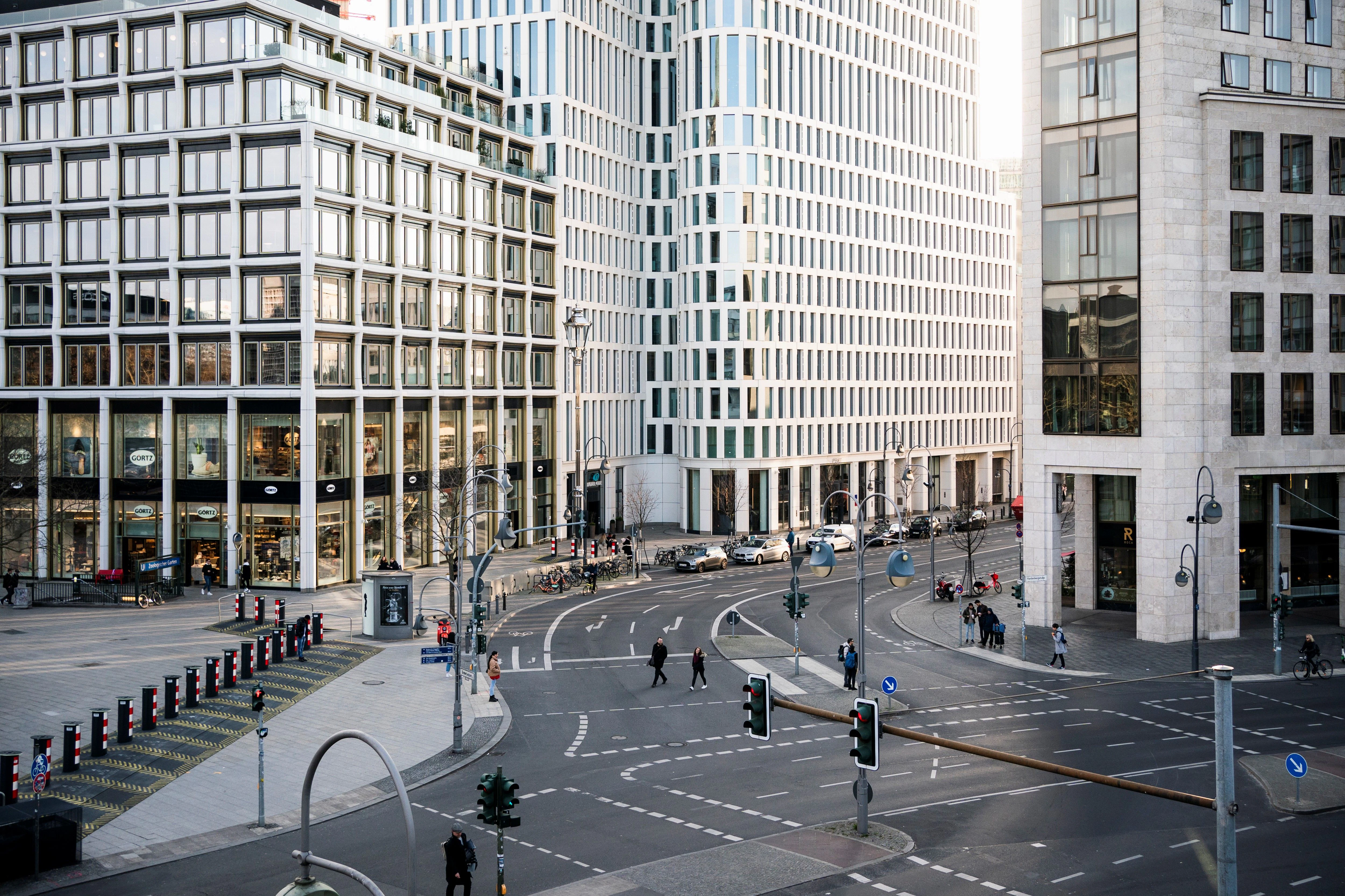 Straßenszene am Breitscheidplatz. Berlin, 2020.