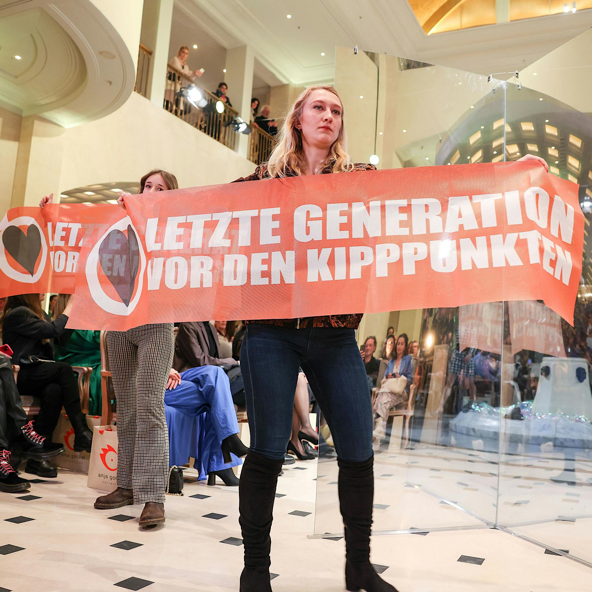 Video: Letzte Generation unterbricht Fashion Week im Berliner Adlon