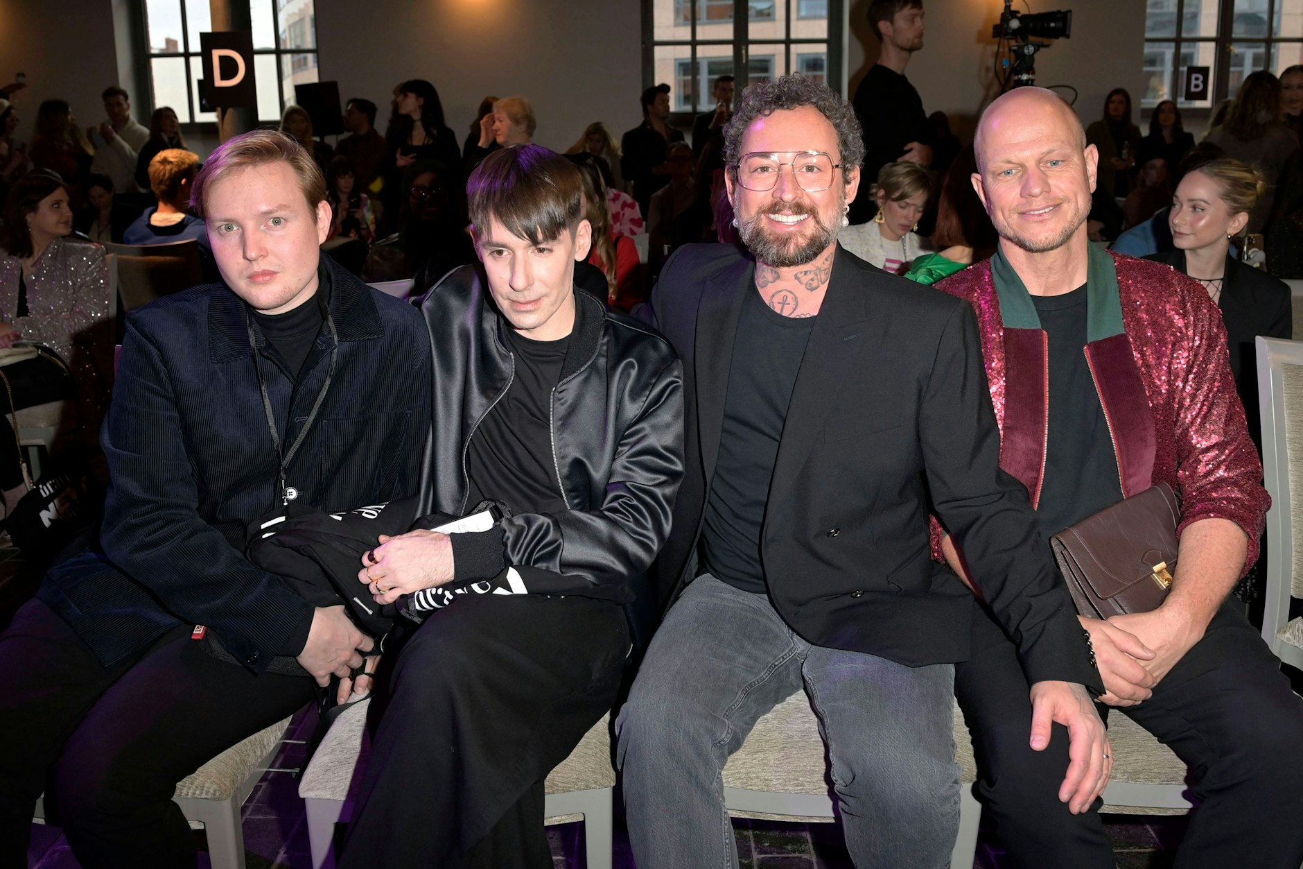 Designer unterstützen Designer: Danny Reinke, Kilian Kerner, Marcel Ostertag und dessen Mann sitzen bei Rebekka Ruétz in der ersten Reihe (v.l.).&nbsp;