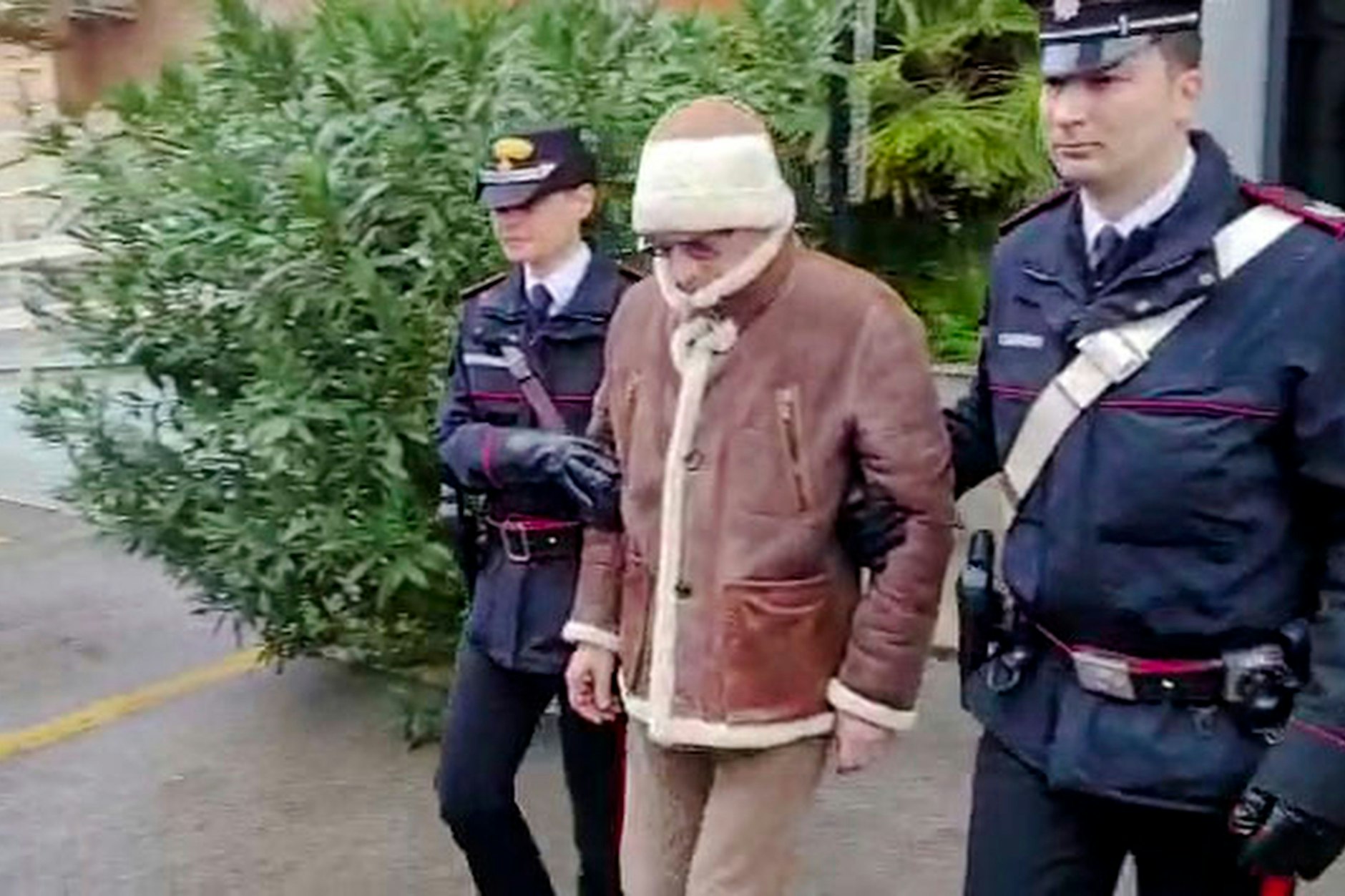 In diesem Bild, das von italienischen Carabinieri am Montag, 16. Januar 2023, veröffentlicht wurde, verlässt der oberste Mafiaboss Matteo Messina Denaro, eine italienische Polizei-Kaserne kurz nach seiner Verhaftung.