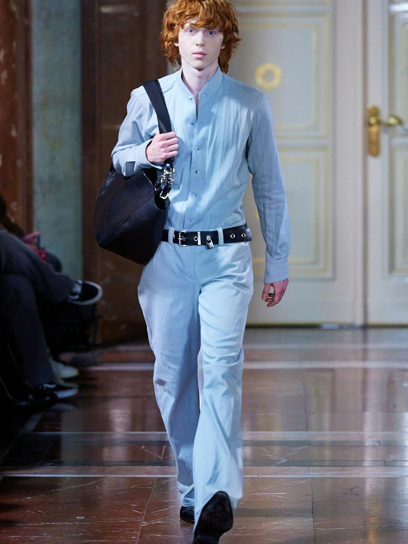 Hoffnungsvolles Blau: Show von SF1OG im Berliner Salon.