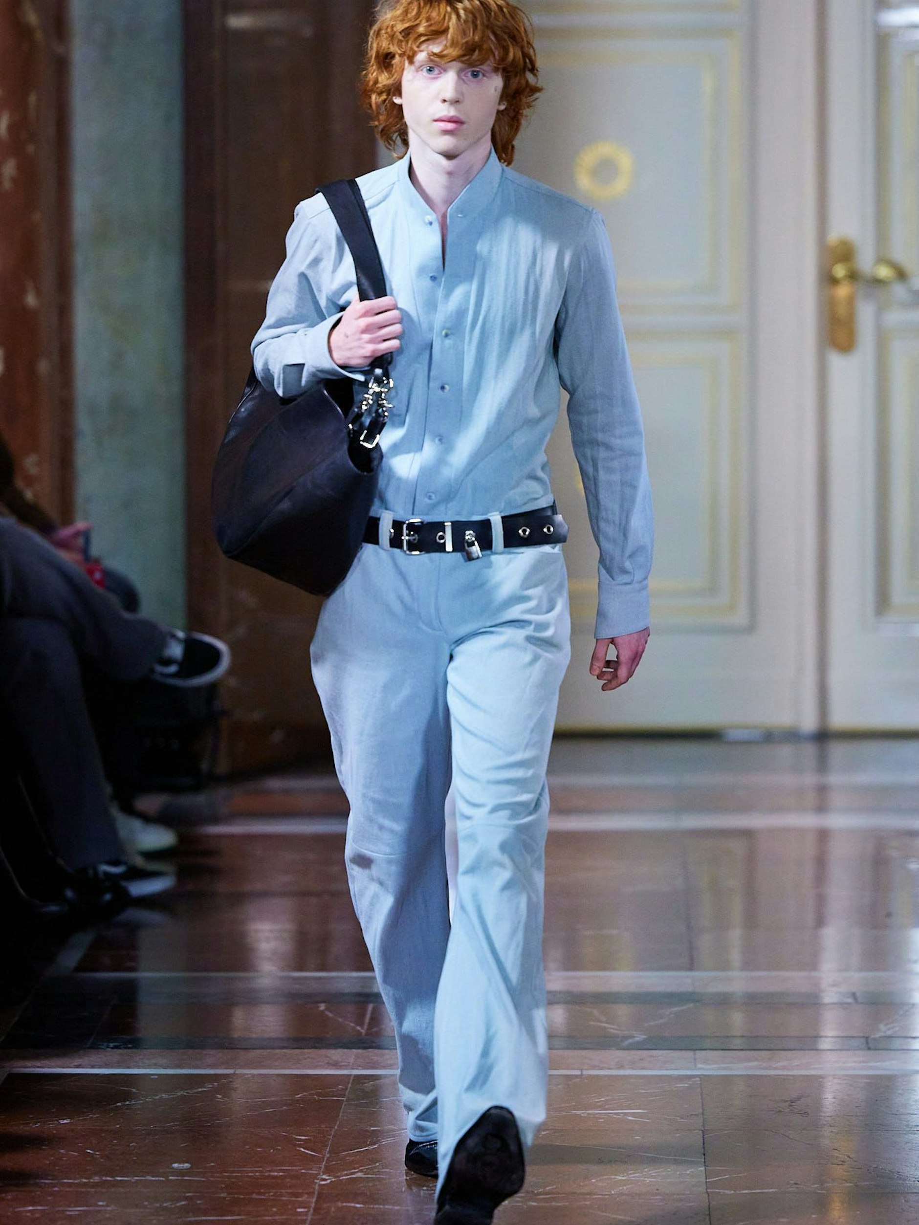 Hoffnungsvolles Blau: Show von SF1OG im Berliner Salon.