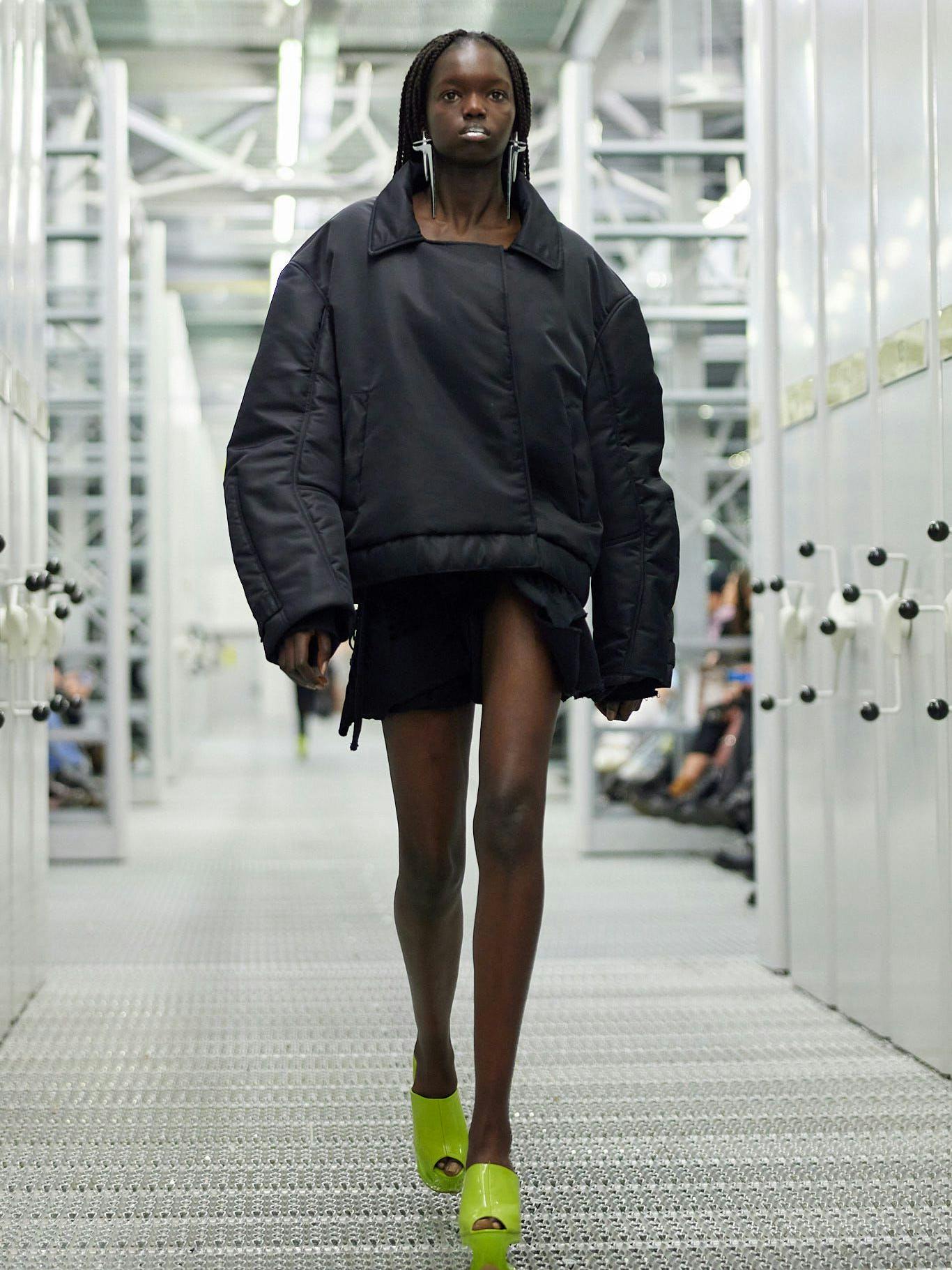 Präsentation auf dem Runway von Sia Arnika beim Berliner Salon.