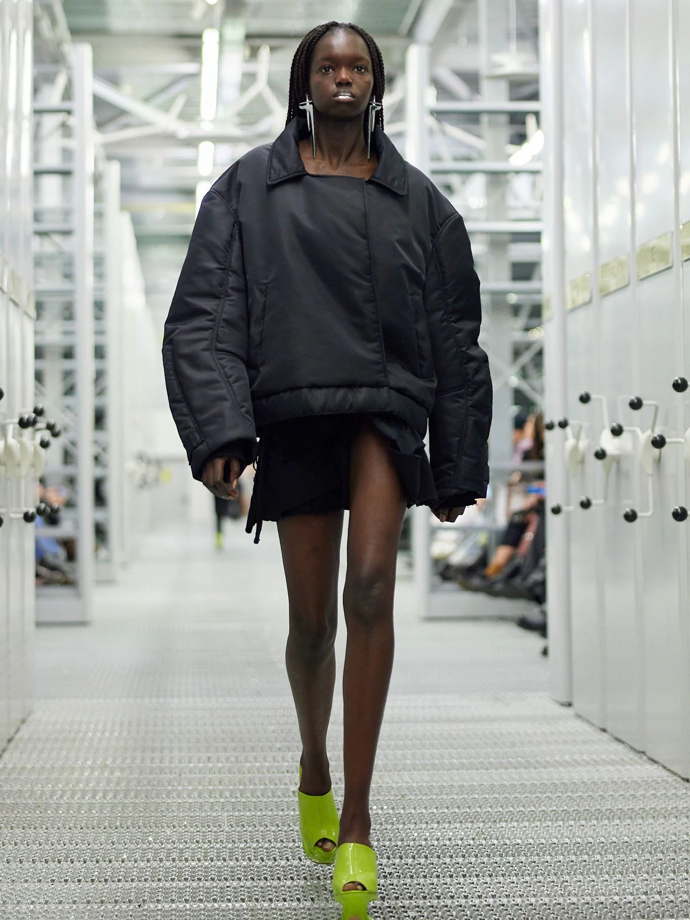 Präsentation auf dem Runway von Sia Arnika beim Berliner Salon.