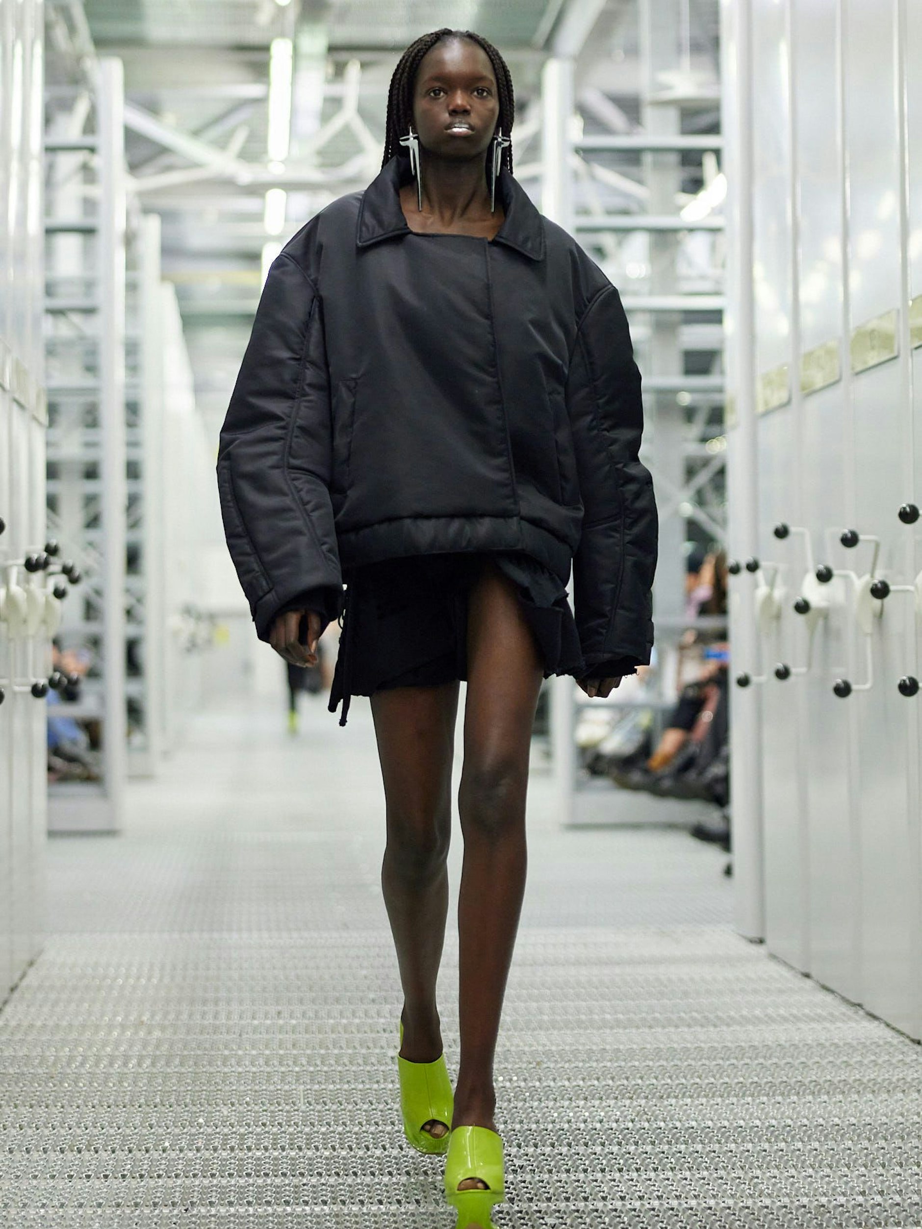 Präsentation auf dem Runway von Sia Arnika beim Berliner Salon.