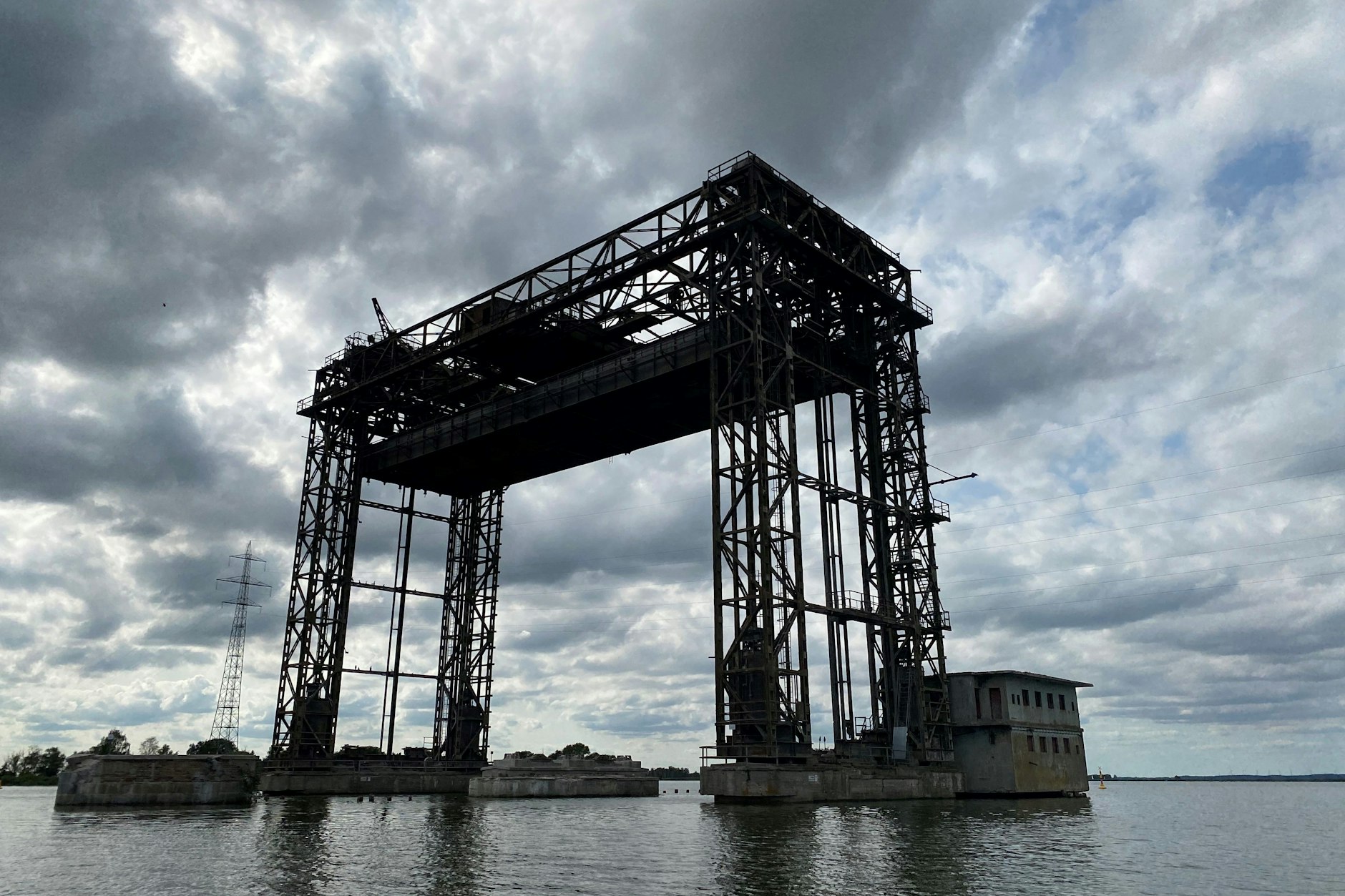 Hier fuhren einst Schnellzüge von Berlin nach Usedom über den Peenestrom. Ein Teil der Karniner Hubbrücke wurde 1945 gesprengt, dieser Teil blieb stehen – und gehört bis heute DB Netz.