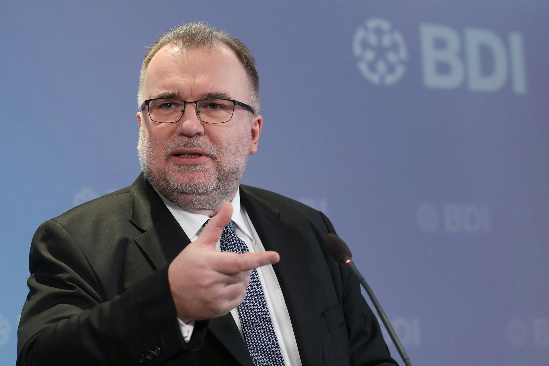 Industriepräsident Siegfried Russwurm vertritt die Ansicht, dass Deutschland immer mehr ins Hintertreffen gegenüber anderen Regionen der Welt gerät.