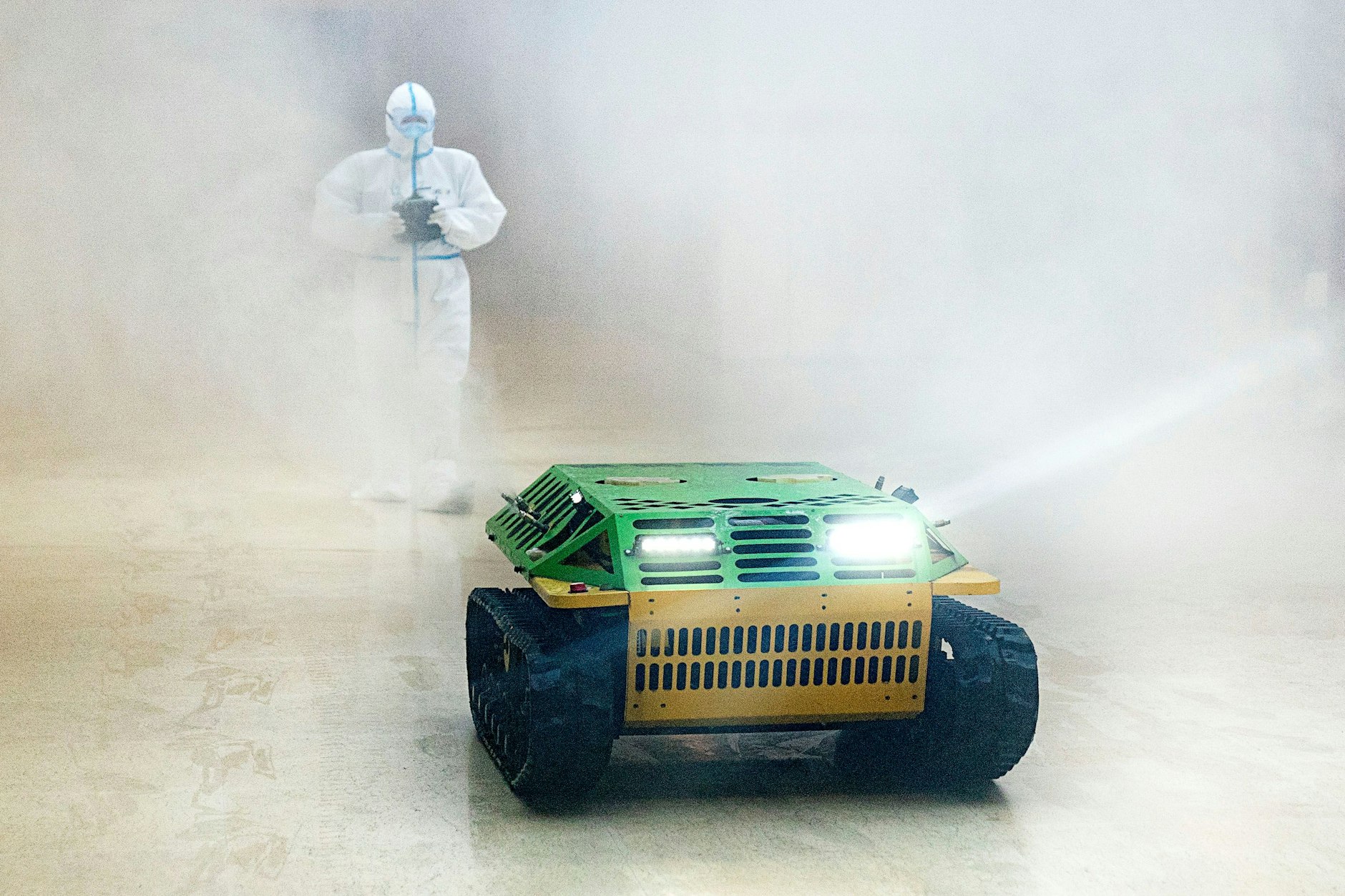 2020, China, Wuhan: Ein medizinischer Mitarbeiter steuert eine Maschine zur Desinfektion eines provisorischen Krankenhauses.&nbsp;