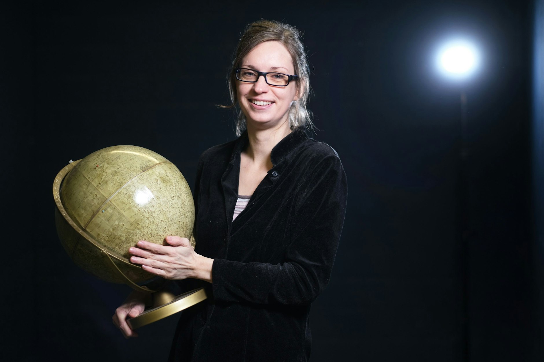 Die Berliner Astronomin Jenny Feige sucht auf der Erde nach Spuren von kosmischen Ereignissen in den vergangenen Jahrmillionen.