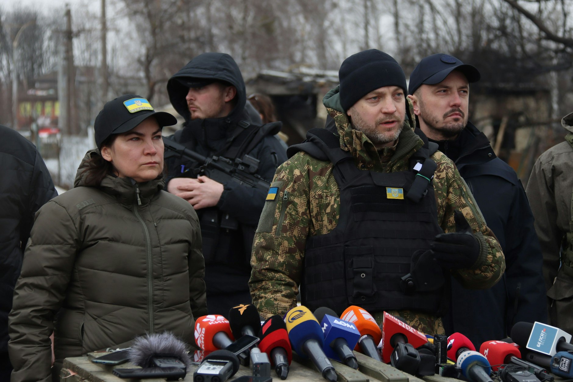 Denys Monastyrskyj (r.) im April 2022 in Butscha.