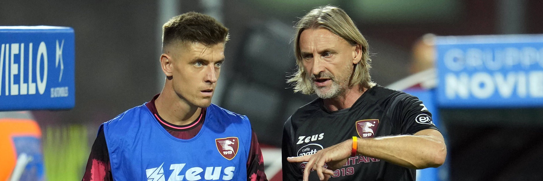 Was ist hier los? Hertha-Leihgabe Kris Piatek und Salernitana-Coach Davide Nicola, der nur 48 Stunden nach seinem Rauswurf wieder das Traineramt übernahm.