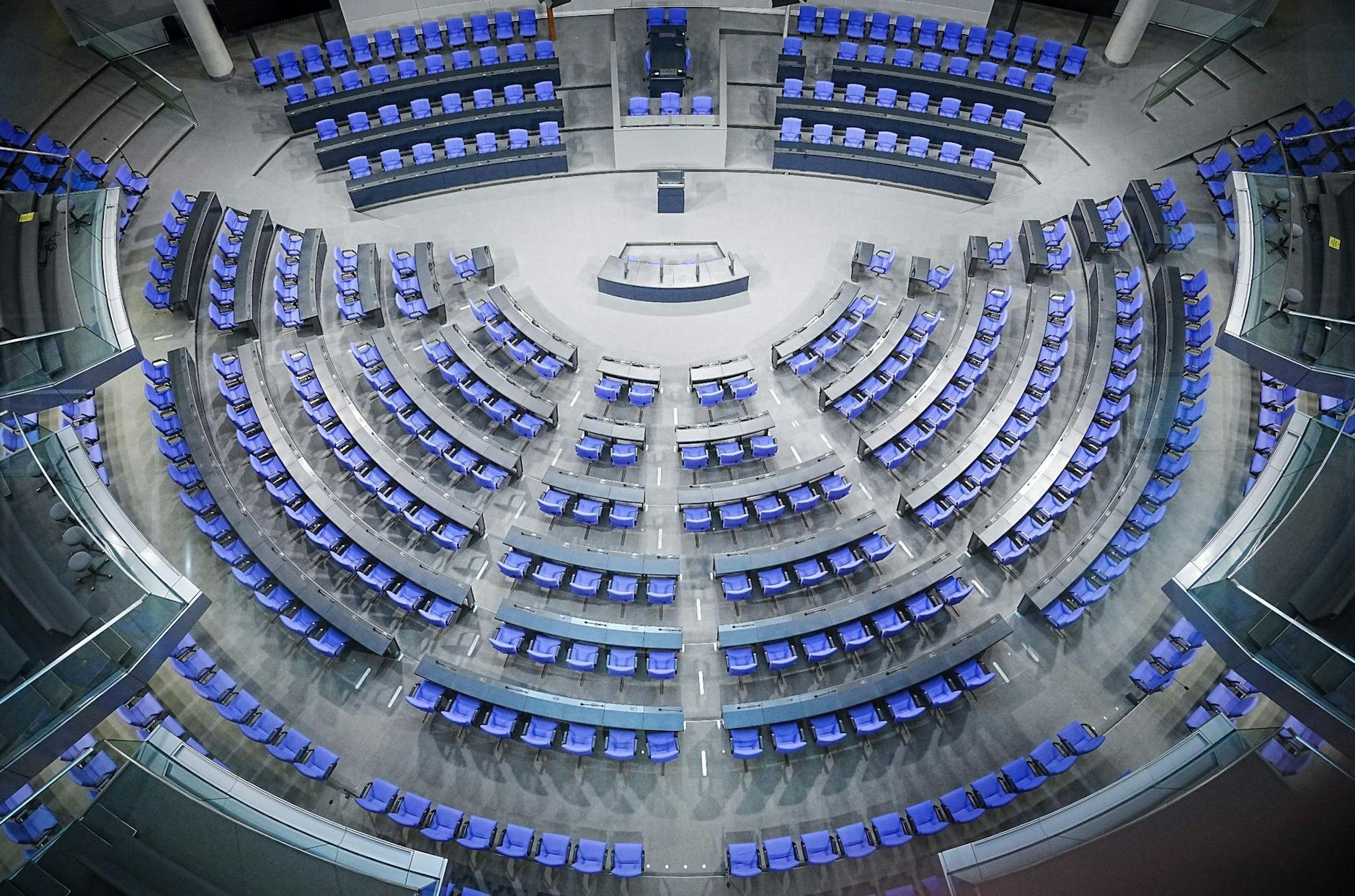 ARCHIV - Blick in den Plenarsaal des Bundestags zu Beginn der Sitzungswoche. Mit der Wahlrechtsreform, die SPD, Grüne und FDP vorschlagen, soll der Bundestag auf seine Regelgröße schrumpfen.