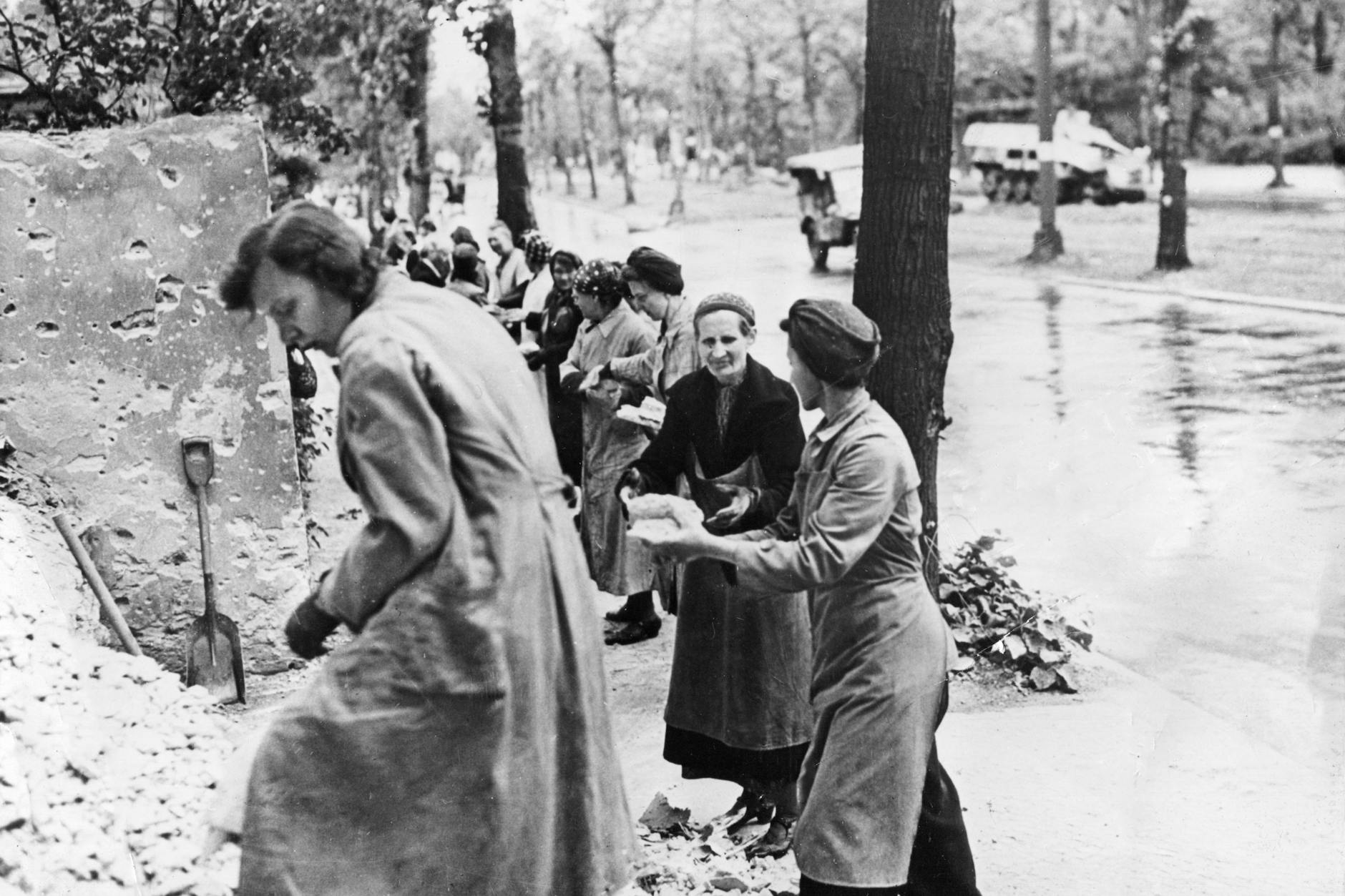 Trümmerfrauen bei Aufräumarbeiten. Die Trümmerfrau: Sie gehört in das Fotoalbum deutscher Geschichte, im Osten wie im Westen. Welche Rolle spielte sie wirklich?