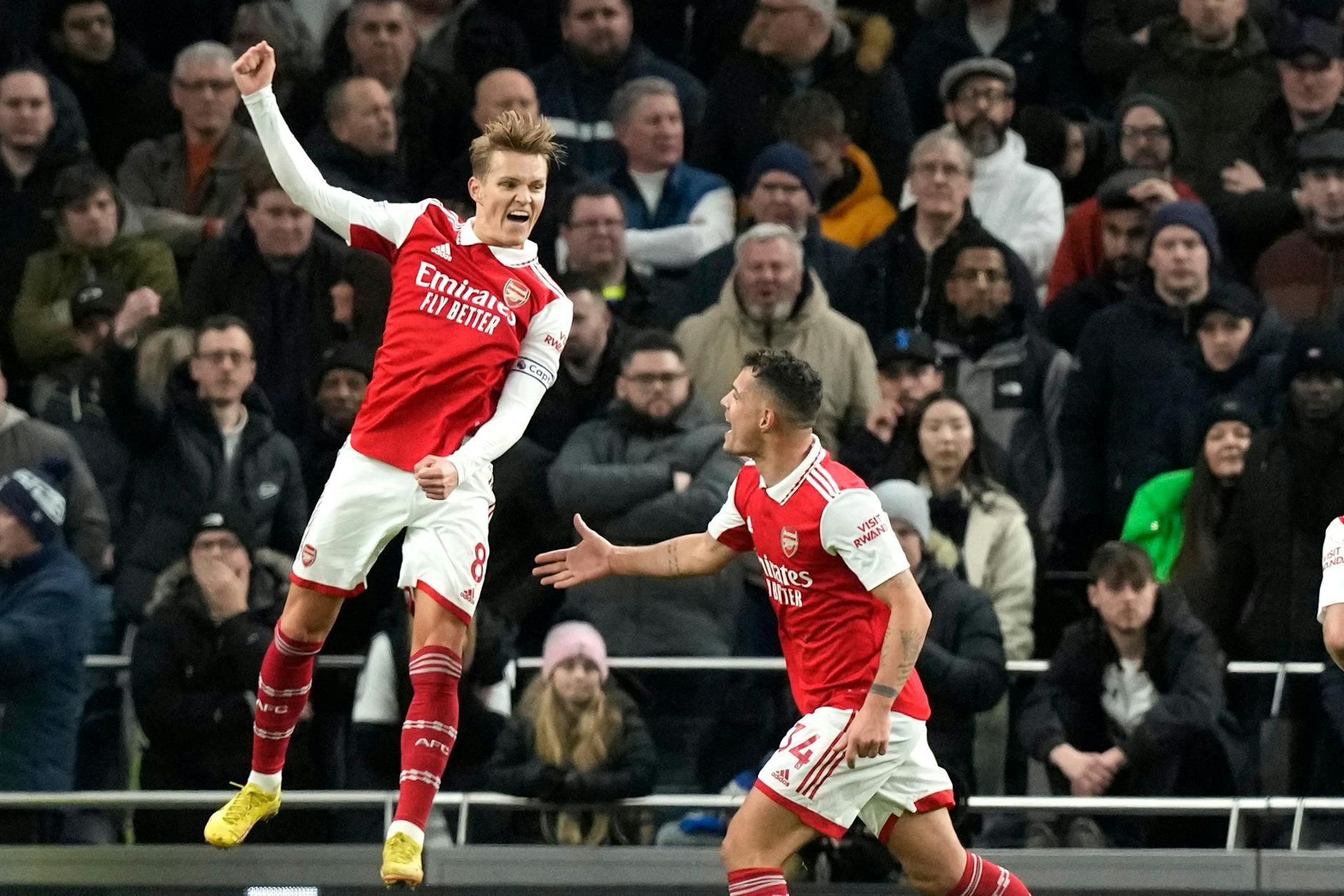 Arsenals Martin Ödegaard (l) jubelt über seinen Treffer gegen Tottenham.