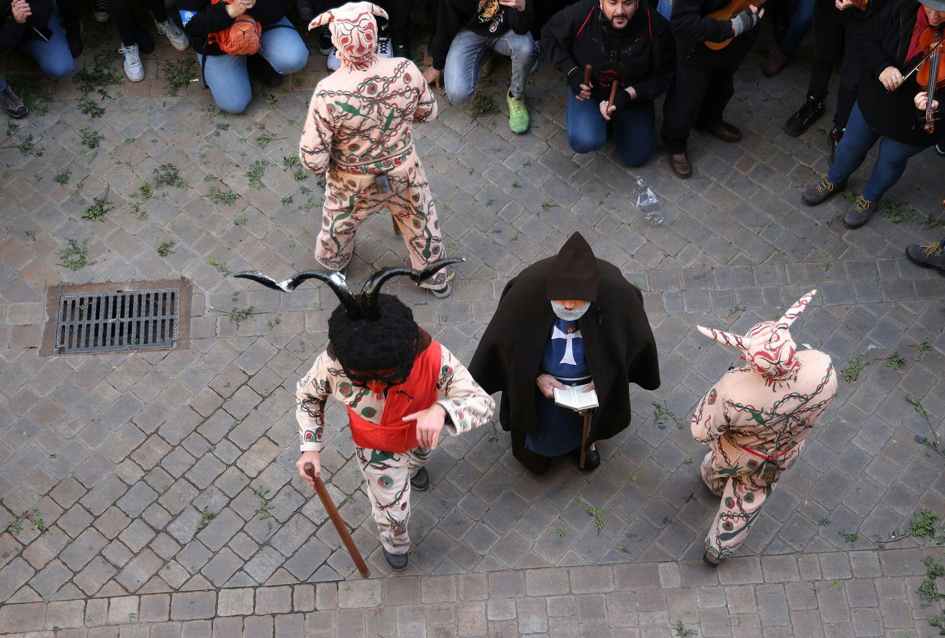 Mit ihren großen Köpfen, ihren furchterregenden Gesichtern und den langen Hörnern ziehen die Teufel anlässlich der Feierlichkeiten zu Ehren des Hl. Antonius durch die Straßen der spanischen Urlaubsinsel.  