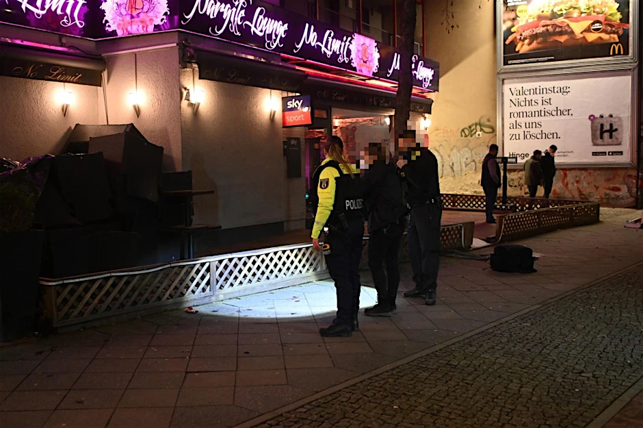 Ermittler sichern Spuren vor der Bar in Berlin-Reinickendorf.