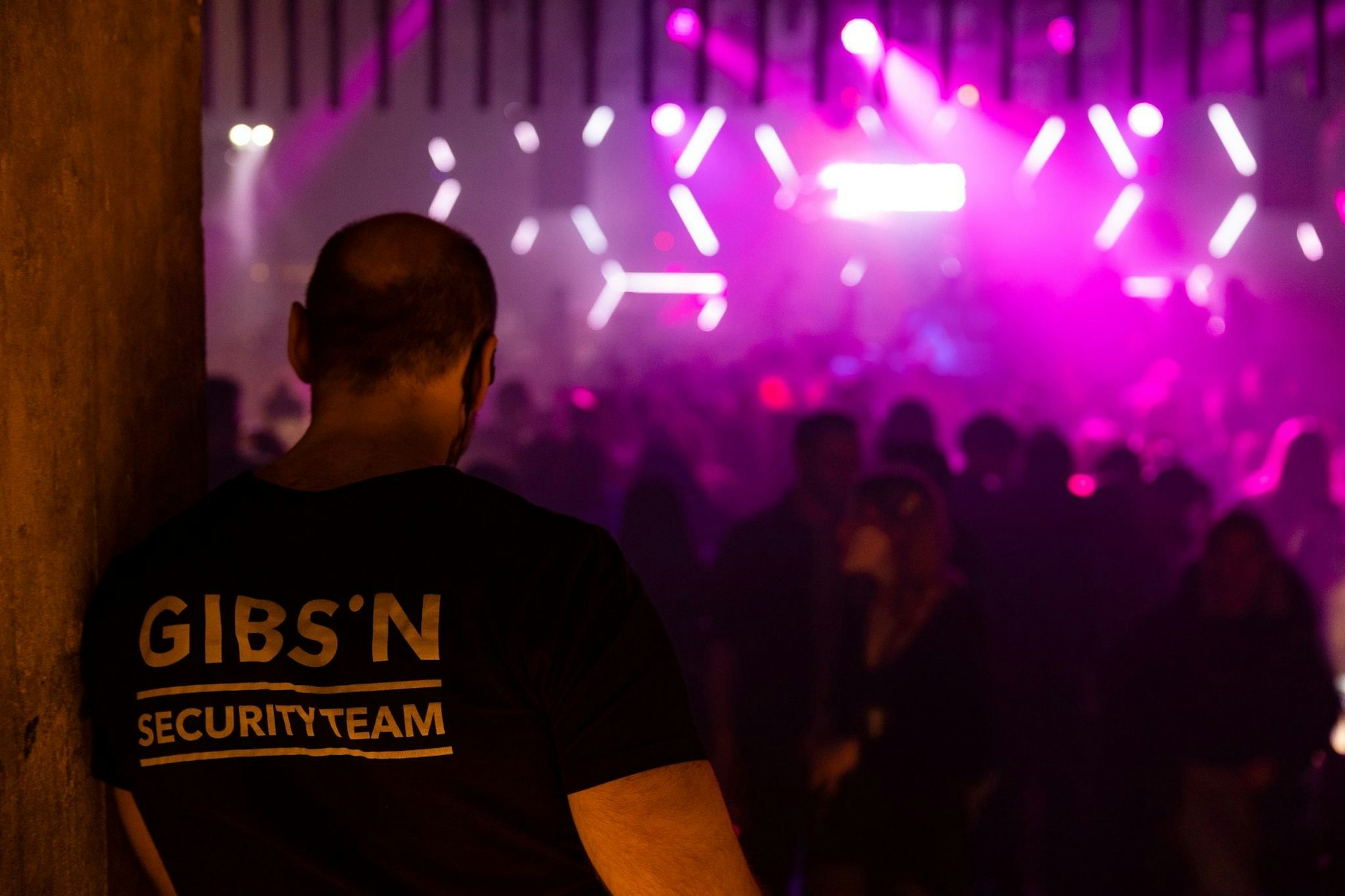 PRODUKTION - Eine Sicherheitskraft beobachtet die Tanzfläche eines Clubs in Frankfurt/Main. Mit der Frage «Ist Luisa hier?» können sich Mädchen und Frauen ans Personal wenden und bekommen unmittelbar und diskret Hilfe.  