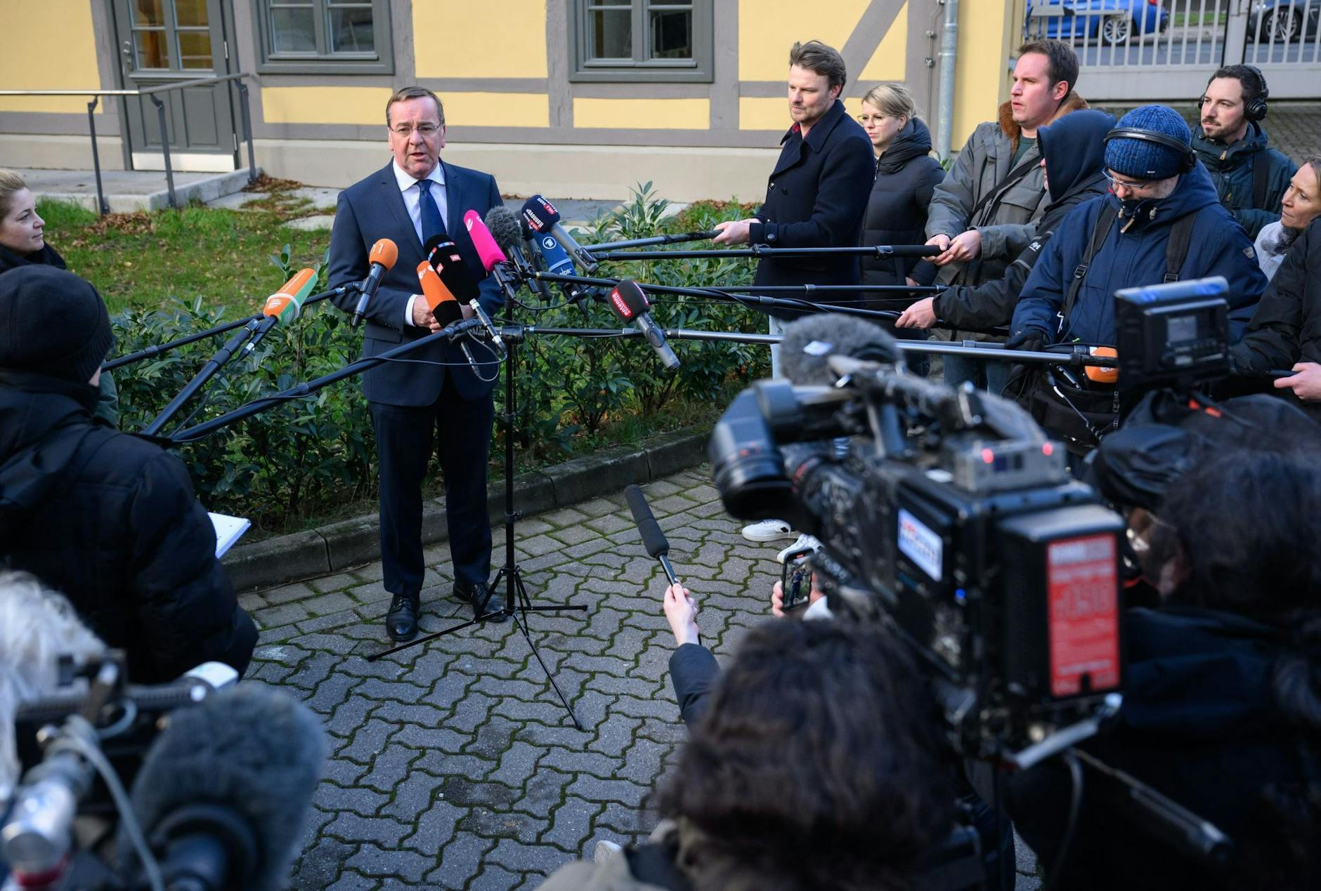 Großer Andrang: Am Mittag äußerte sich der künftige Verteidigungsminister Boris Pistorius erstmals öffentlich zu seiner neuen Aufgabe.
