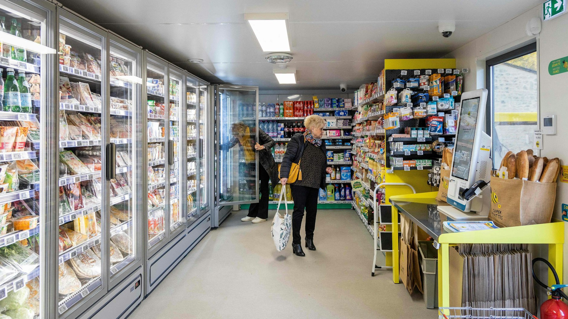 In Frankreich entstehen auf dem Land kleine Supermärkte, in denen Personal nur zum Auffüllen erscheint.