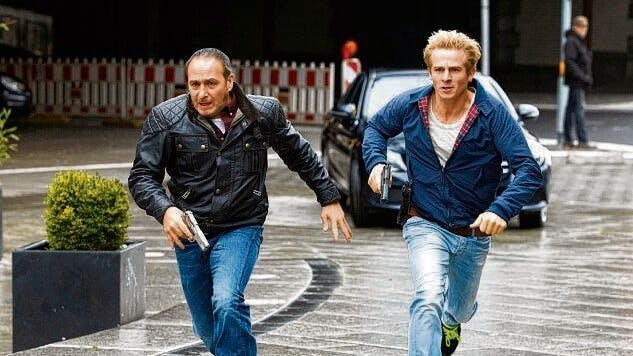 Semir (Erdogan Atalay, l.) und Paul (Daniel Roesner) verfolgen einen Verdächtigen bei „Alarm für Cobra 11“