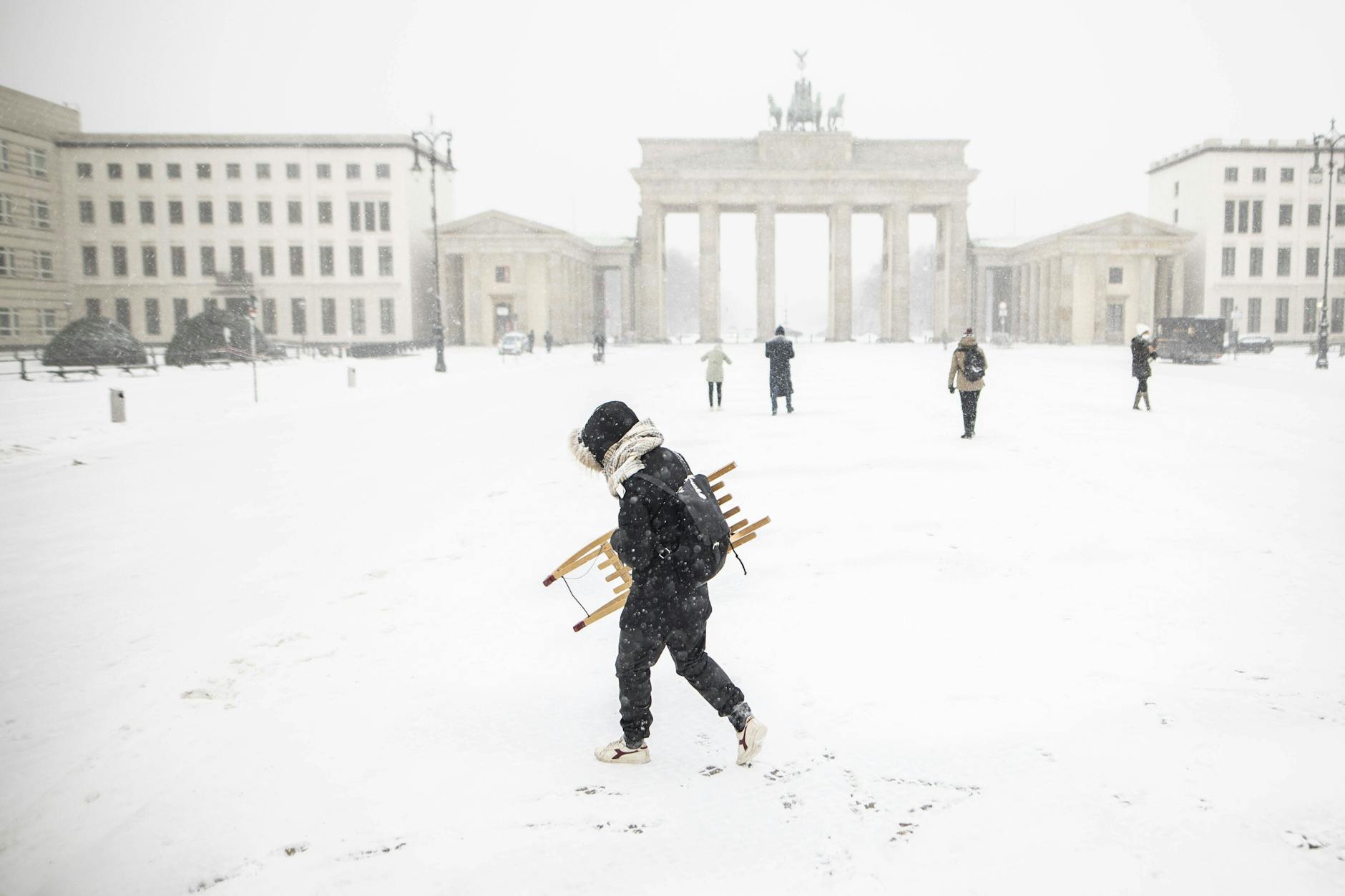 Seltener Anblick aus dem Februar 2021: Schnee am Brandenburger Tor