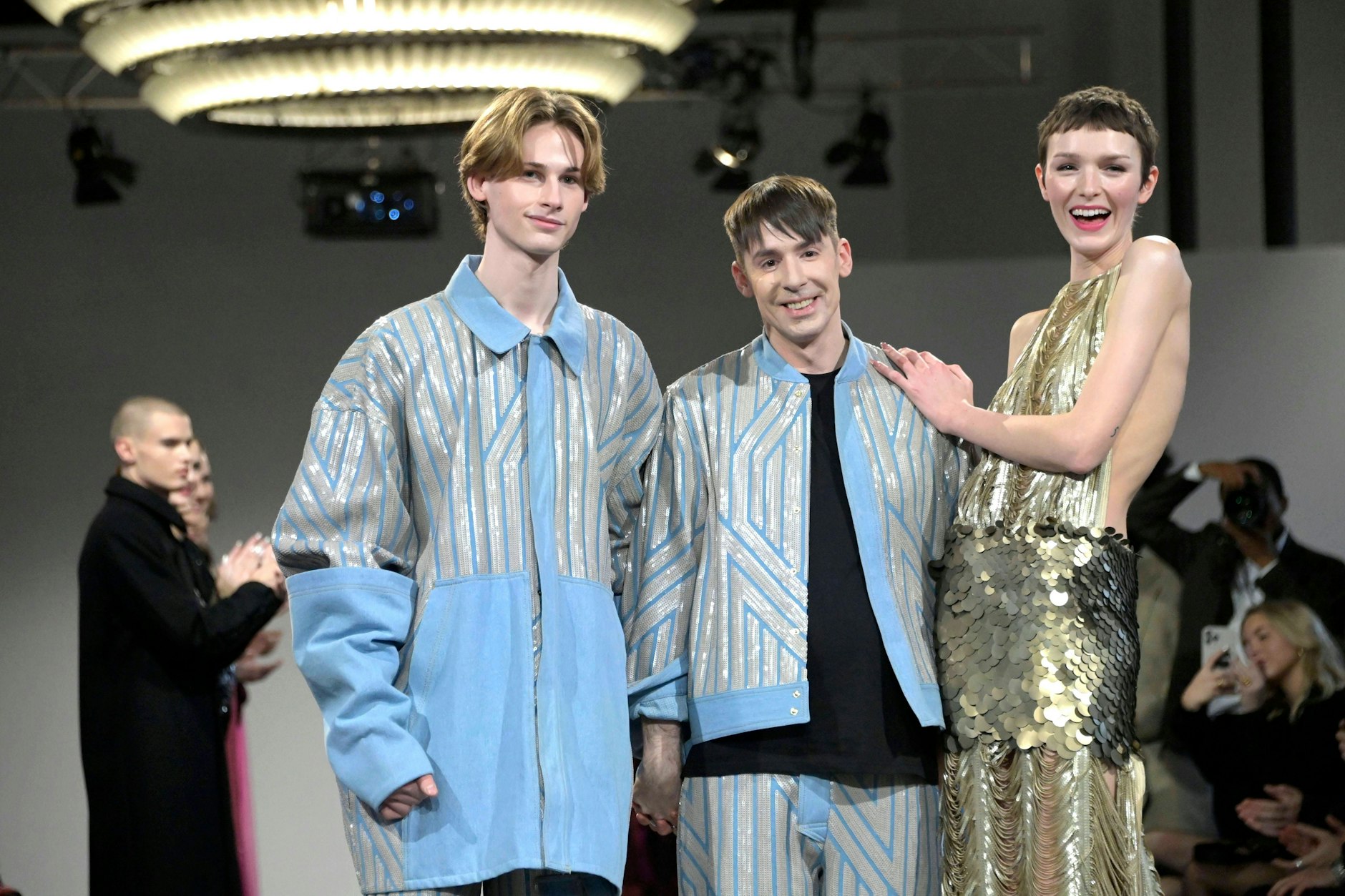Obwohl das Closing Kleid (rechts) riss, blieben Model und Designer gelassen.