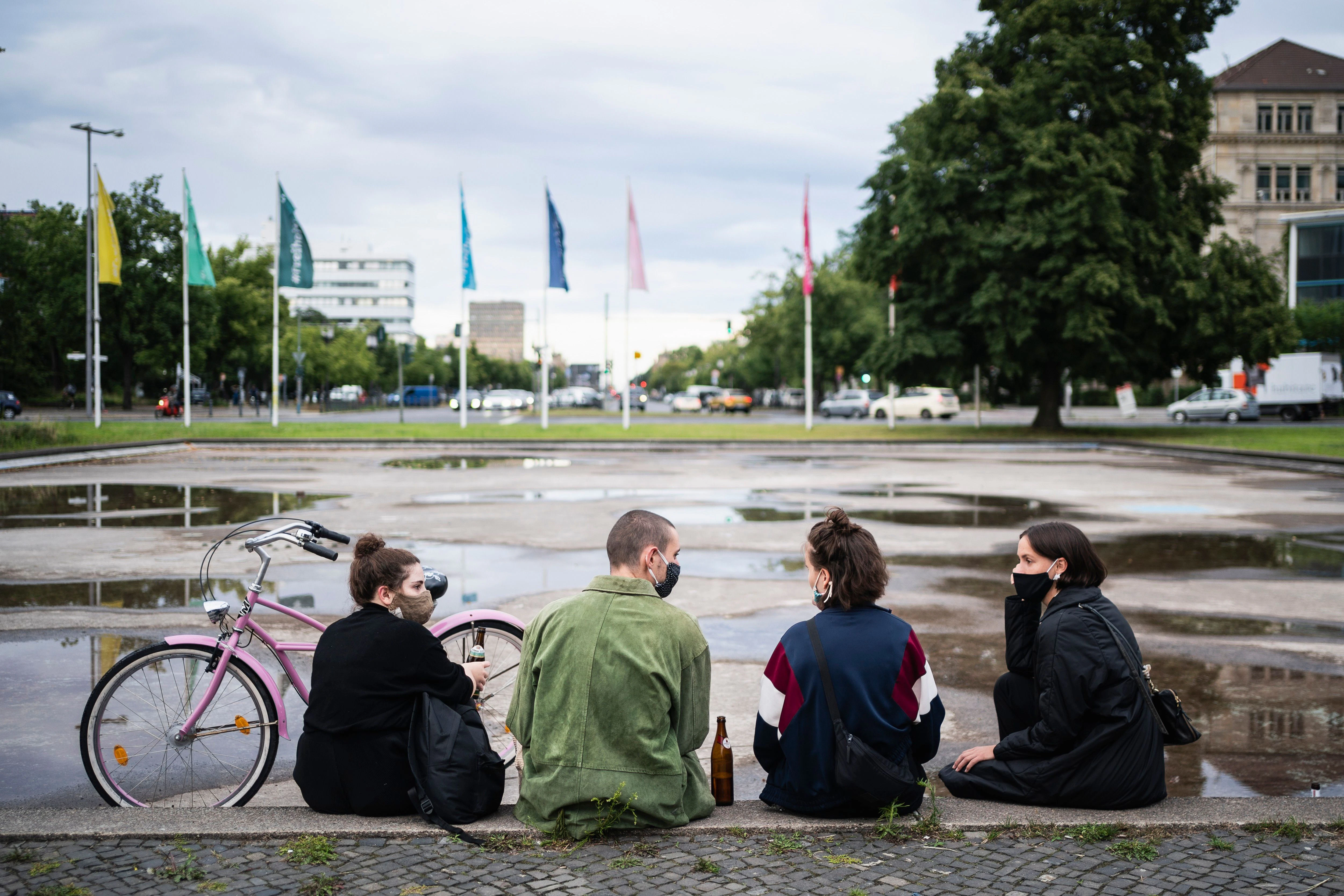 Besucher des alternativen Rundgangs der UDK "Kunst Raum Stadt" sitzen auf der Mittelinsel vom Ernst-Reuter-Platz. Berlin, Deutschland, 16.07.2020.
              