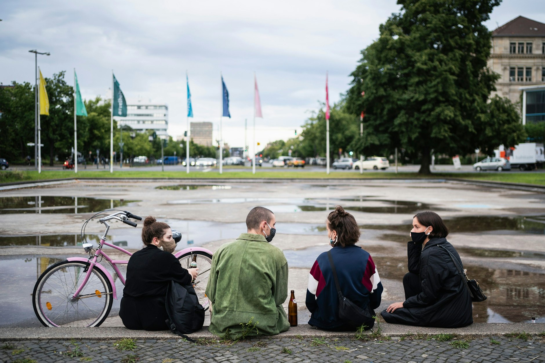 Besucher des alternativen Rundgangs der UDK "Kunst Raum Stadt" sitzen auf der Mittelinsel vom Ernst-Reuter-Platz. Berlin, Deutschland, 16.07.2020.
