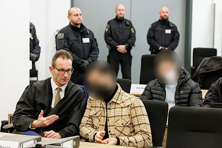 Zwei der Angeklagten vor dem Oberlandesgericht Dresden.  