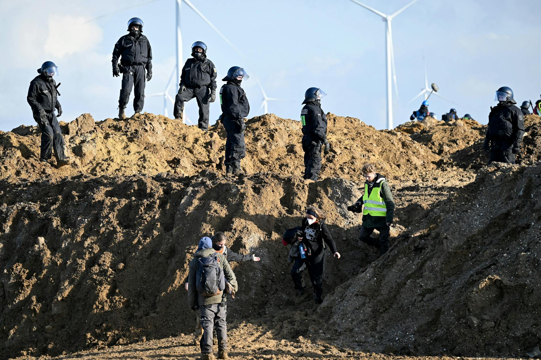 Kohle-Gegner und Polizisten an der Abbruchkante des Braunkohletagebaus Garzweiler II