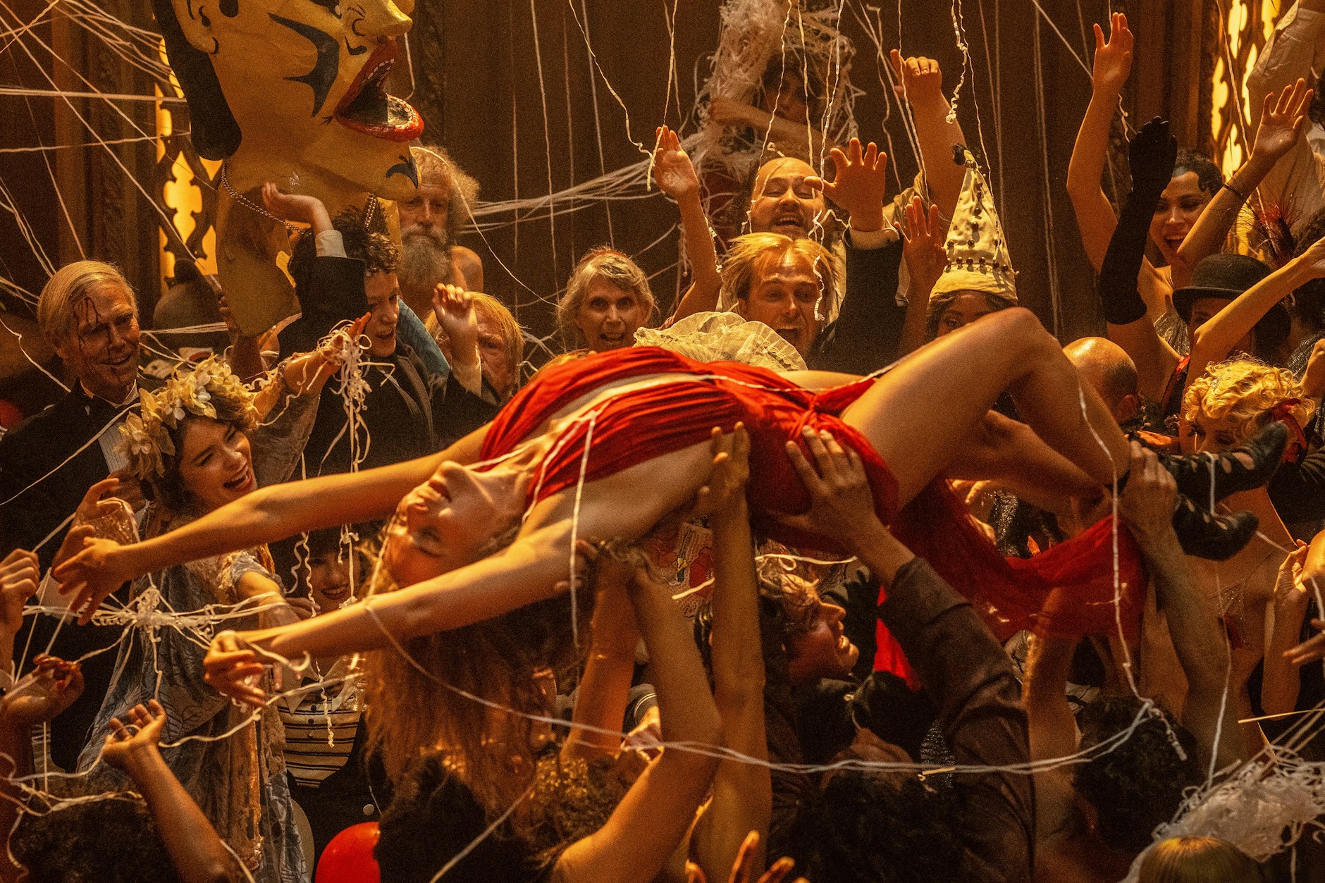 Margot Robbie als aufstrebender Stummfilmstar auf einer Hollywood-Party