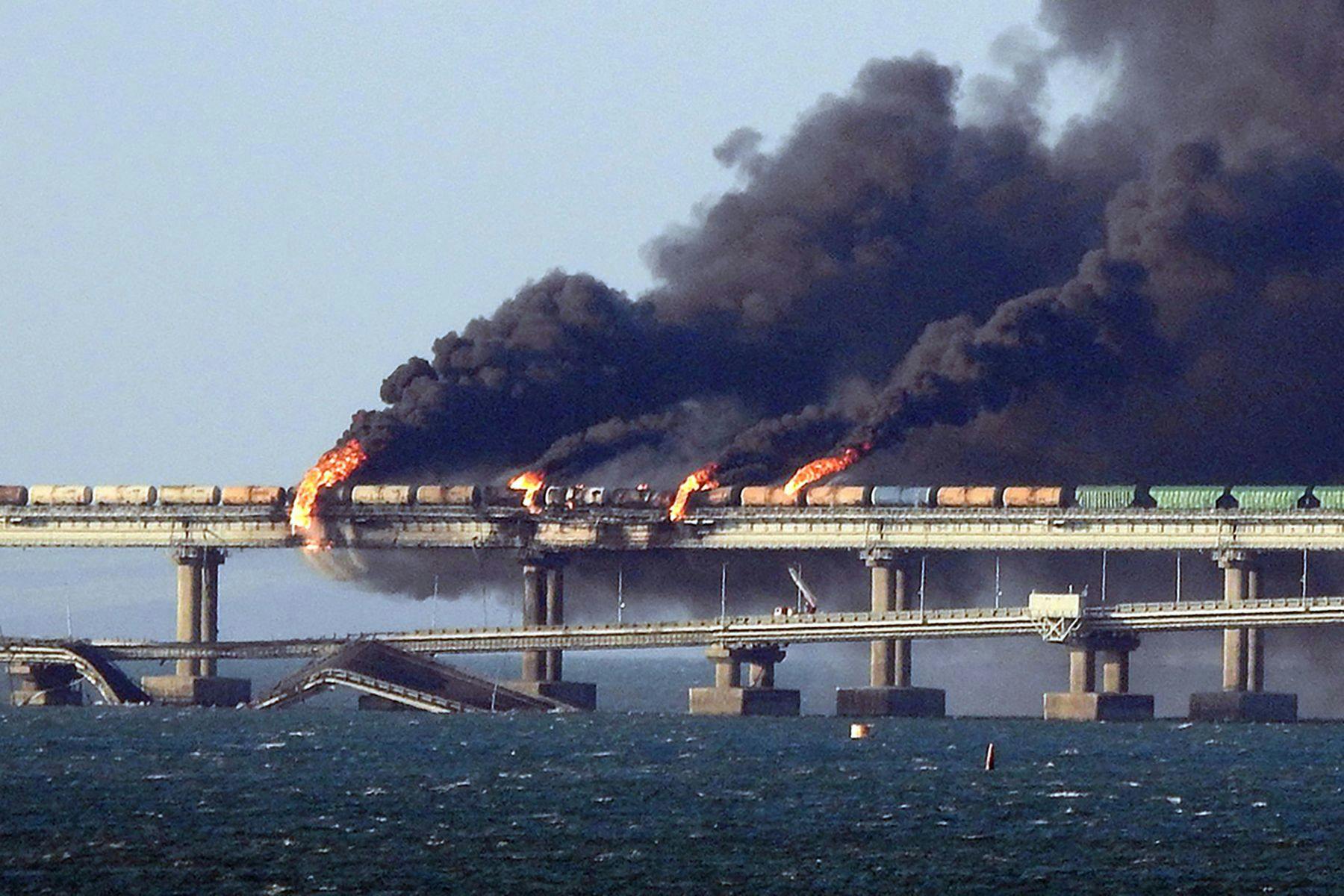 Ein Foto der brennenden Krim-Brücke von 2022