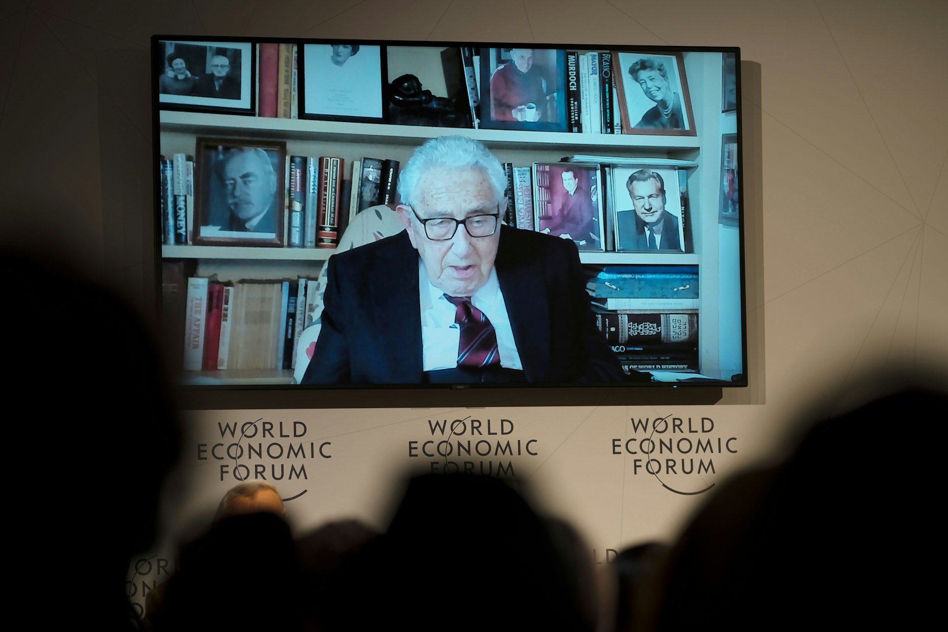 17.1.2023, Davos, Schweiz: Henry Kissinger, ehemaliger Außenminister der USA, spricht per Videoschalte während der 53. Jahrestagung des Weltwirtschaftsforums (WEF).