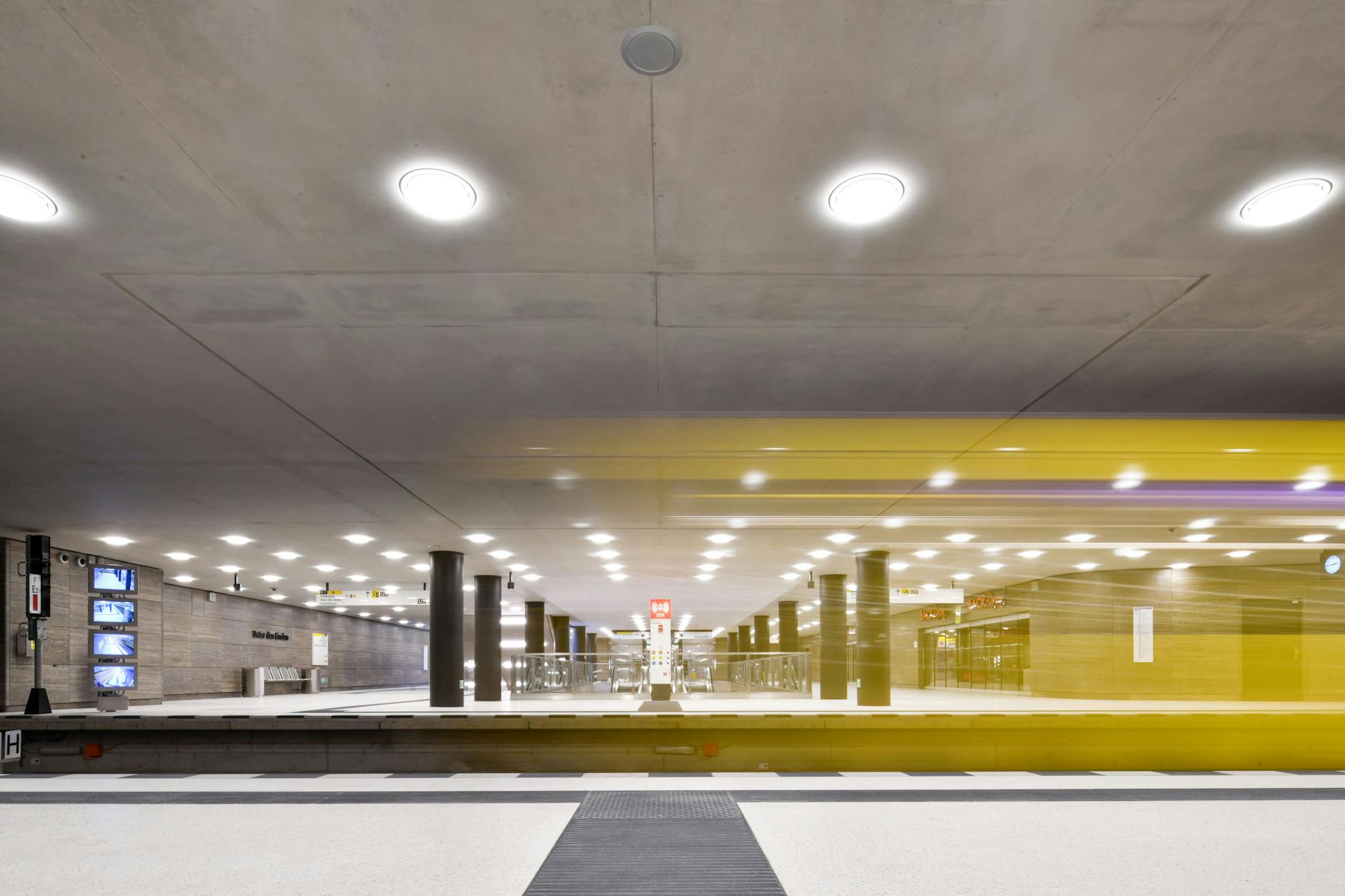 Ein Zug der U6 im U-Bahnhof Unter den Linden in Mitte. Auch diese Station ist von der Störung betroffen.